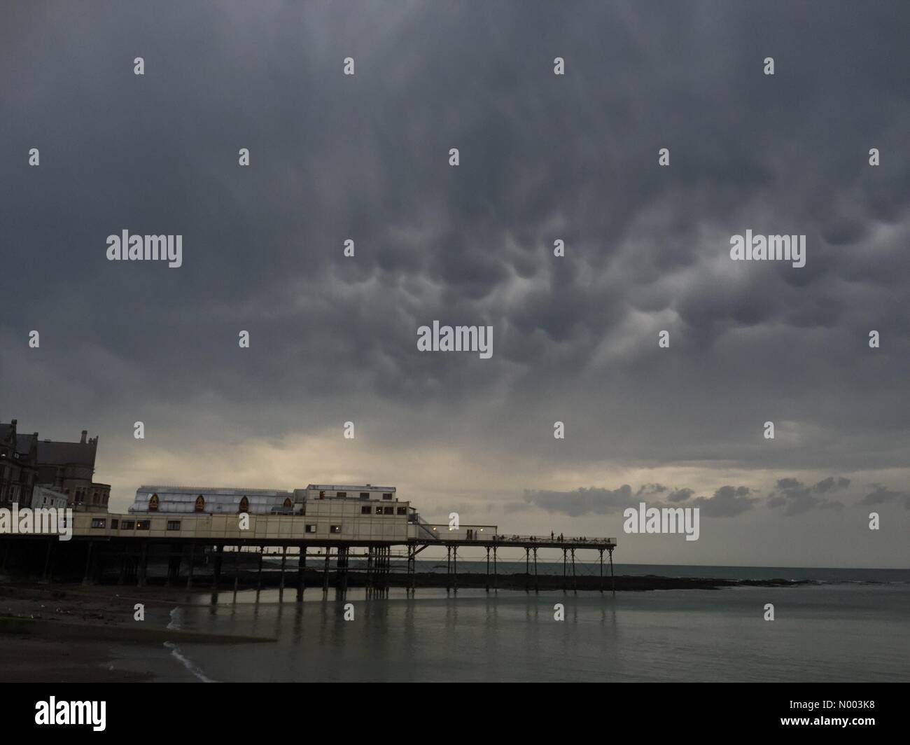 Aberystwyth, Wales, Regno Unito. 10 Luglio, 2015. Aria di tempesta su Aberystwyth molo dopo una giornata di caldo gloriosa estate meteo. Aberystwyth Wales UK venerdì 10 luglio 2015 Credit: keith morris / StockimoNews/Alamy Live News Foto Stock