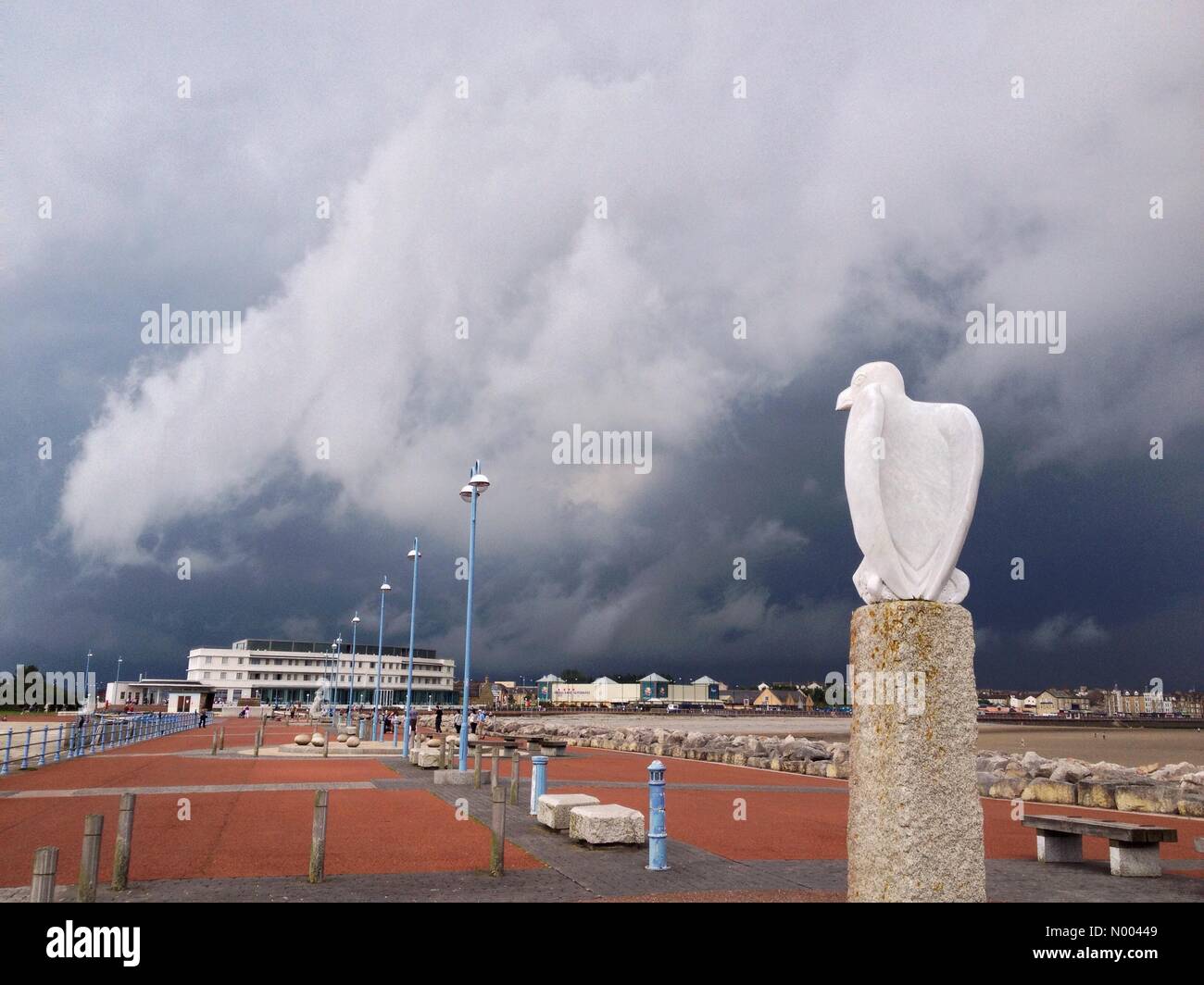 Morecambe, Lancashire, Regno Unito. 23 Ago, 2015. Meteo Regno Unito 23 agosto. Nuvole temporalesche approccio in Morecambe Lancashire dopo un soleggiato ma ventoso pomeriggio. Mostra Midland Hotel dalla pietra Jetty Credito: Lancashire Immagini / StockimoNews/Alamy Live News Foto Stock