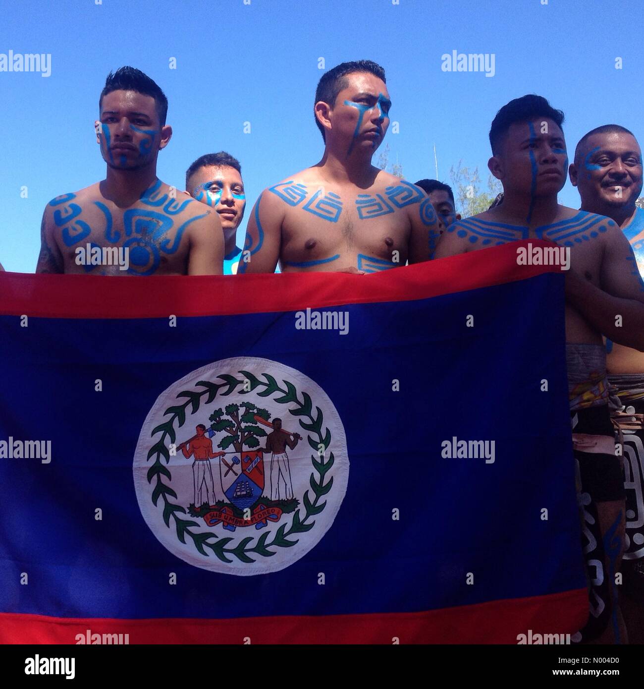 Yucatan, Messico. Xix Sep, 2015. I giocatori provenienti dal Belize tenere la loro bandiera nazionale in occasione della cerimonia di apertura del primo ¨Pok Ta Pok¨ rituale maya della palla di gioco la Coppa del Mondo in pista, Yucatan, Messico, 19 settembre 2015. Credito: Chico Sanchez / StockimoNews/Alamy Live News Foto Stock