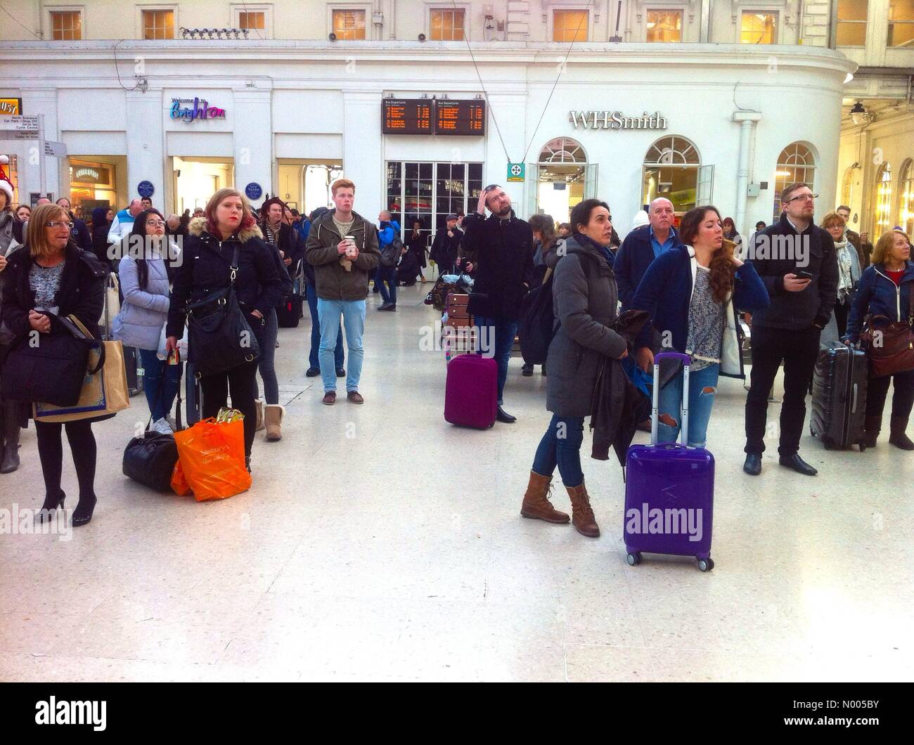 Brighton, Regno Unito. Il 24 dicembre 2015. I passeggeri in attesa presso la stazione di Brighton alla vigilia di Natale a causa di imprevisti treno cancellazioni e ritardi. Foto Stock