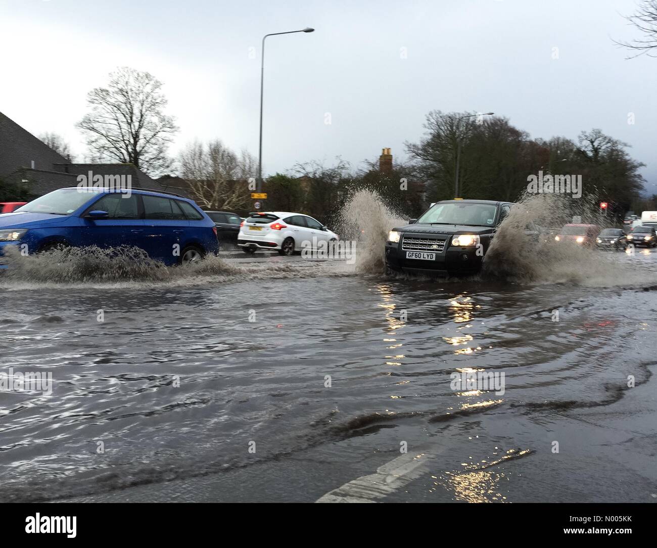 London Rd, Aylesford, Kent, Regno Unito. Xi gen, 2016. Un Land Rover Freelander 4x4 schizzi attraverso le profonde acqua di inondazione sulla A20 a Aylesford, vicino a Maidstone nel Kent, UK Credit: Matthew Richardson/StockimoNews/Alamy Live News Foto Stock