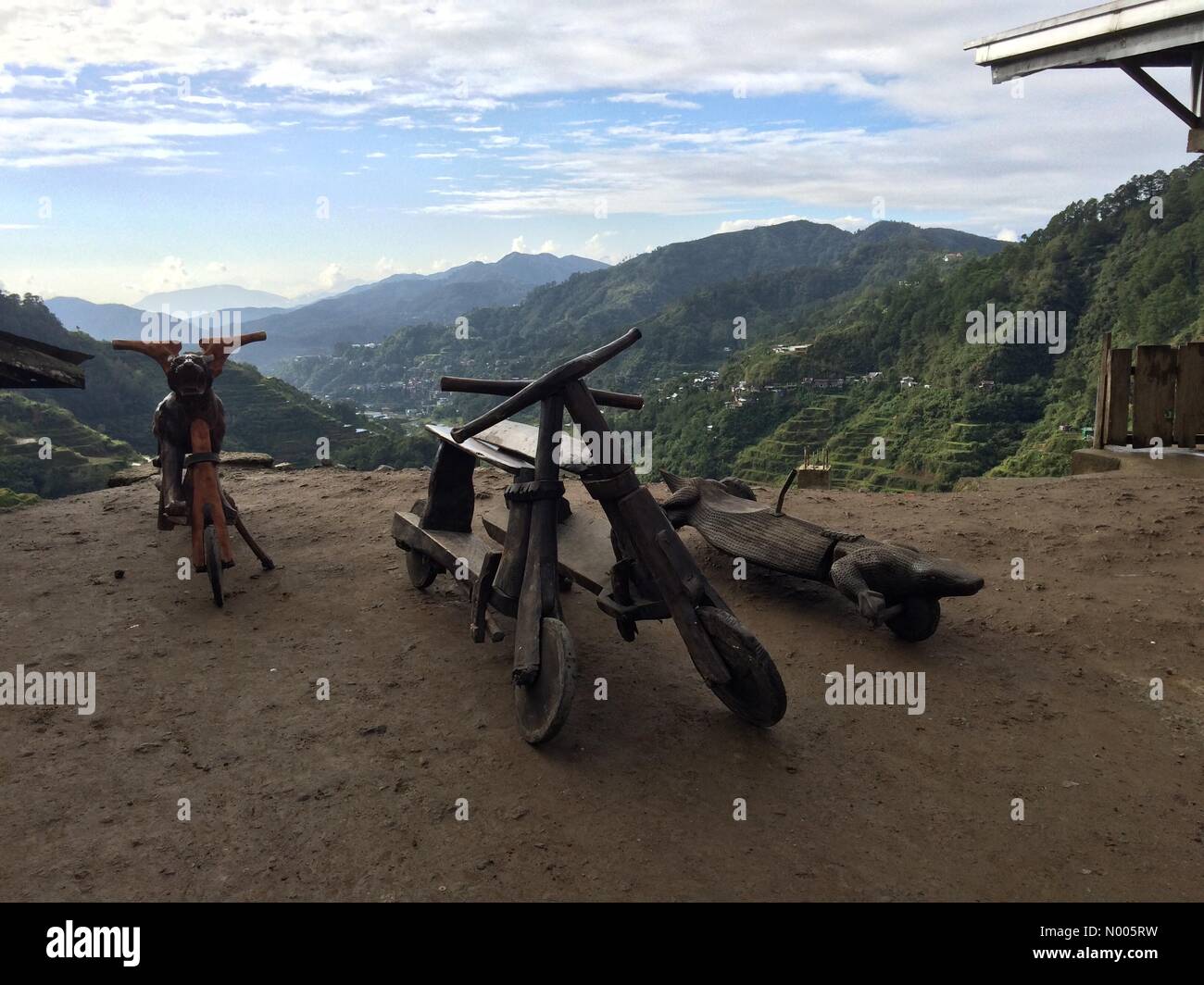 Nueva Vizcaya - Ifugao - Provincia di montagna Rd, Banaue, Ifugao, Filippine. Xxi gen, 2016. Scooter in legno visualizzati nella vista coperta di Banaue. Credito: Sherbien Dacalanio/StockimoNews/Alamy Live News Foto Stock