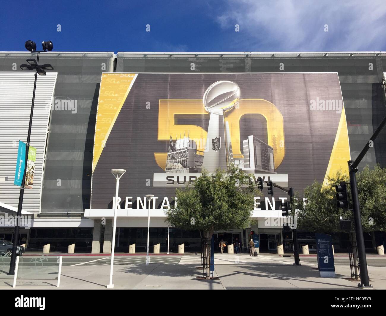 La folla stanno arrivando a SJC airport per il Super Bowl 50, San Jose CA Foto Stock