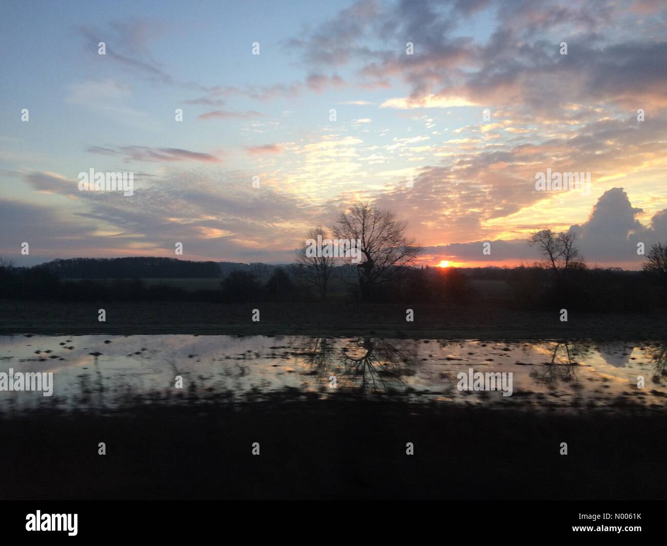 Hucknall, Nottingham, Regno Unito. 12 Feb, 2016. Regno Unito Meteo. Sunrise glorioso in Oxfordshire. Il fresco fresco la mattina e Nuvole rosa impostare il tono per un buon weekend. Credito: Sidney Bruere/StockimoNews/Alamy Live News Foto Stock