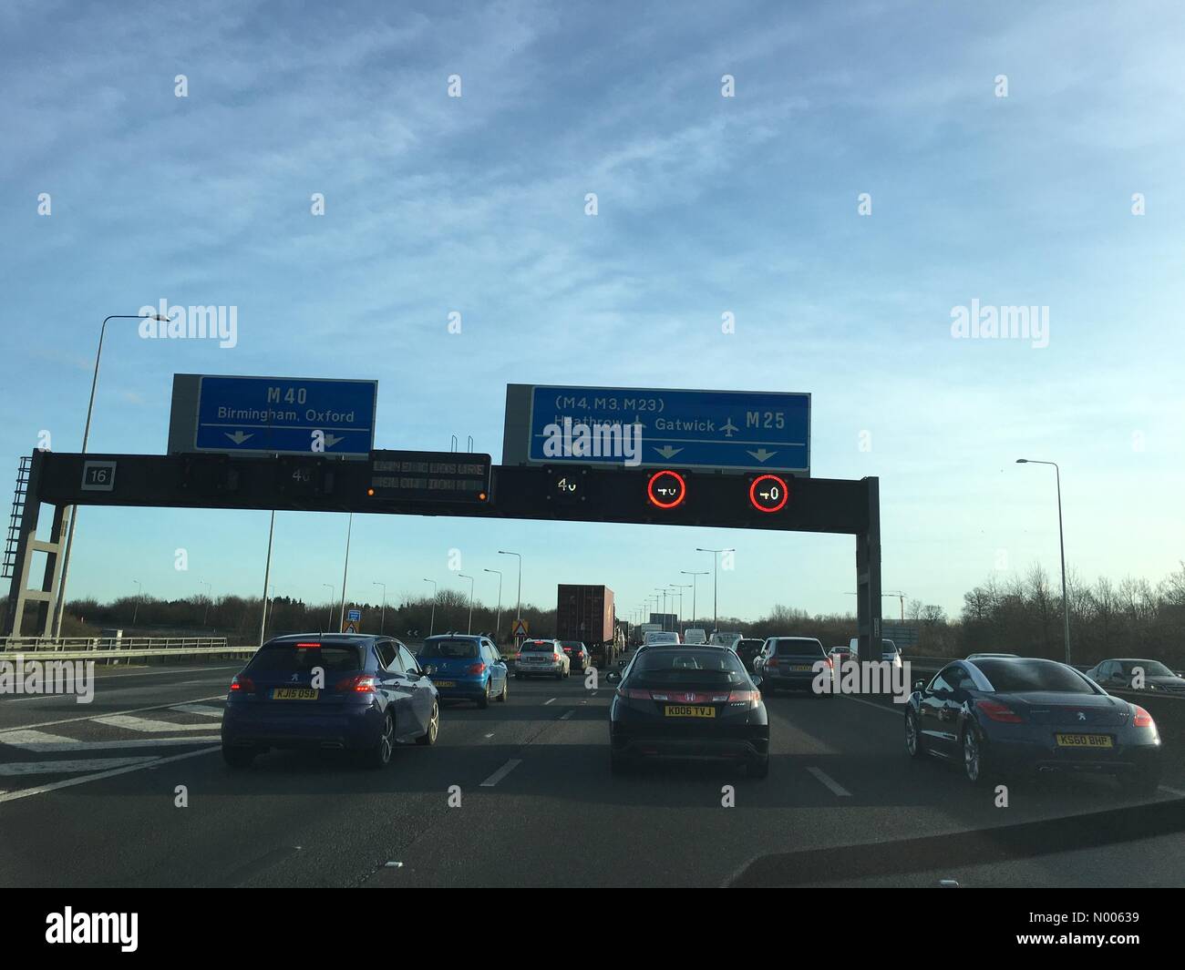 Denham, Uxbridge, Buckinghamshire, UK. Xvi Feb, 2016. Ingorgo M25. Incidente. Chiusura di corsia. Svincolo 16. Credito: Josie Elias/StockimoNews/Alamy Live News Foto Stock