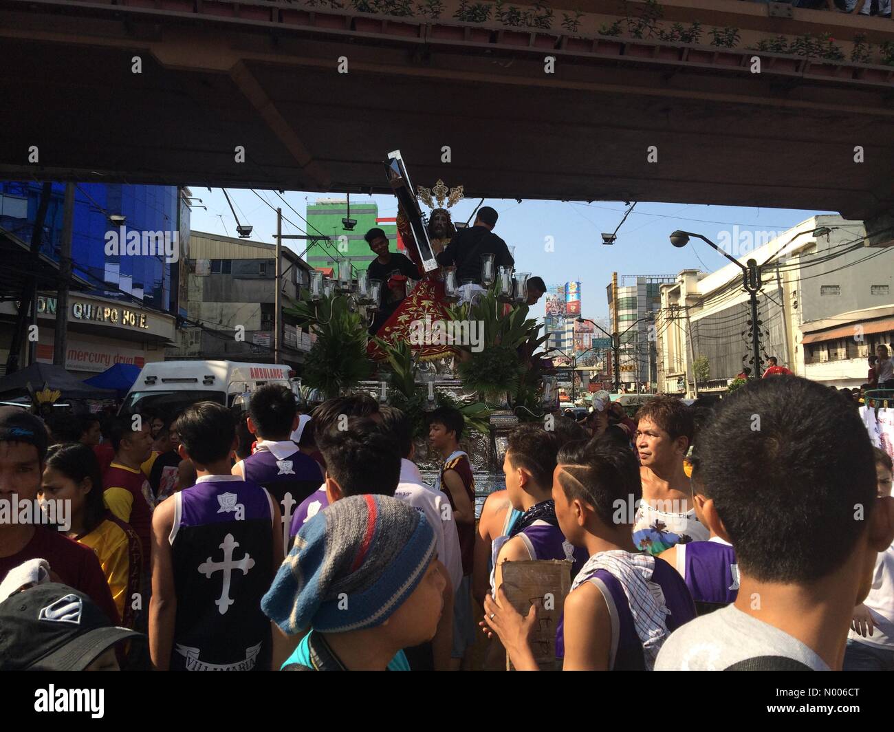 Quezon Blvd, Quiapo, Manila Metro Manila, Filippine. 25 Mar, 2016. Diverse immagini del Nazareno nero sono ha sfilato per le strade di Quiapo, Manila il Venerdì Santo. Credito: Sherbien Dacalanio/StockimoNews/Alamy Live News Foto Stock