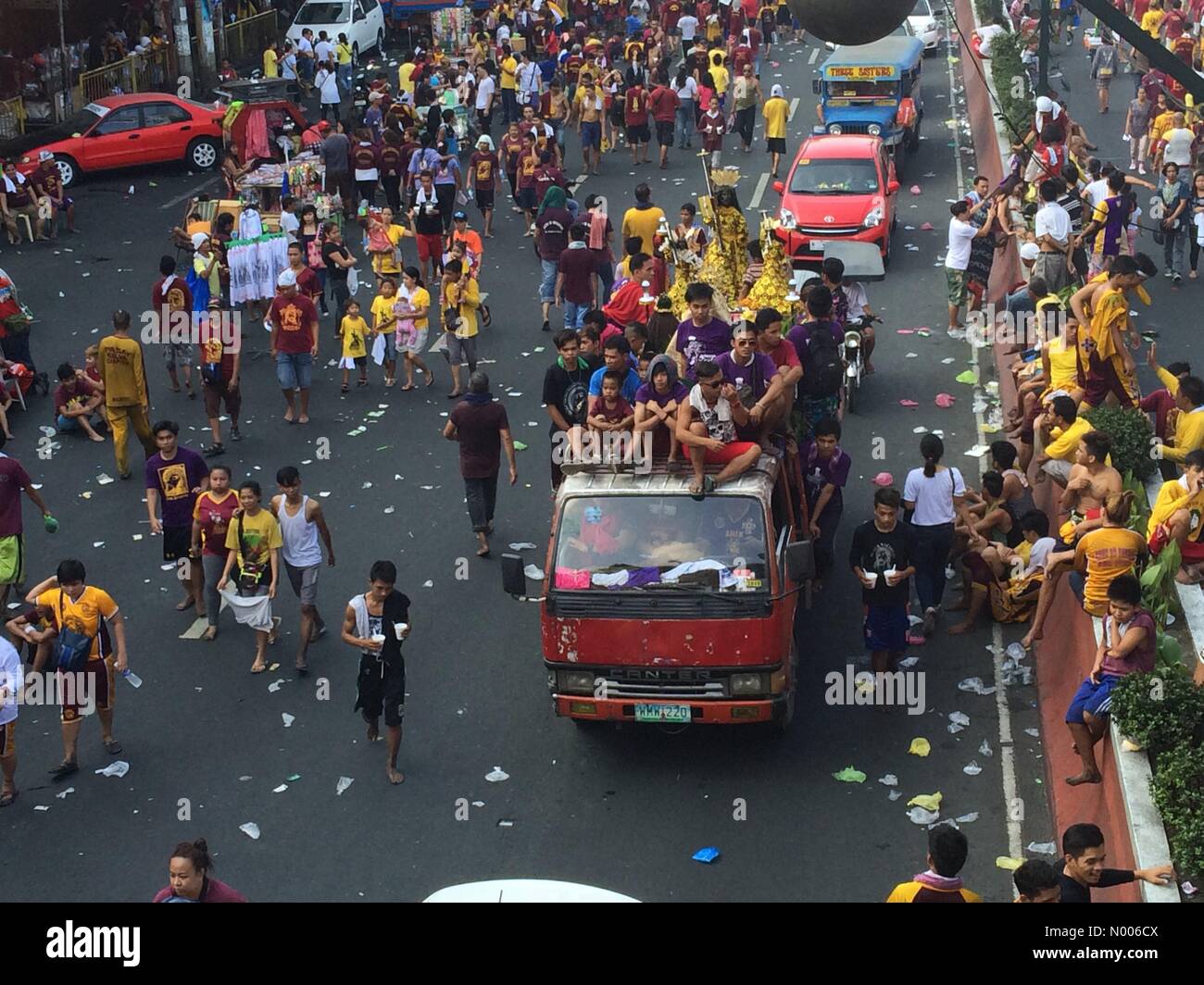 Quezon Blvd, Quiapo, Manila Metro Manila, Filippine. 25 Mar, 2016. Diverse immagini del Nazareno nero sono ha sfilato per le strade di Quiapo, Manila il Venerdì Santo. Credito: Sherbien Dacalanio/StockimoNews/Alamy Live News Foto Stock