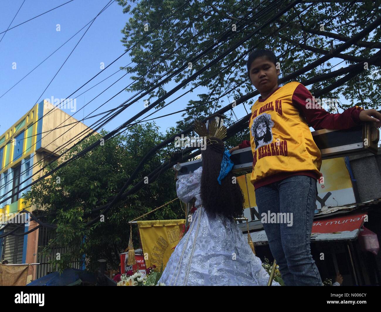 Gonzalo Puyat St, Quiapo, Manila Metro Manila, Filippine. 25 Mar, 2016. Diverse immagini del Nazareno nero sono ha sfilato per le strade di Quiapo, Manila il Venerdì Santo. Credito: Sherbien Dacalanio/StockimoNews/Alamy Live News Foto Stock