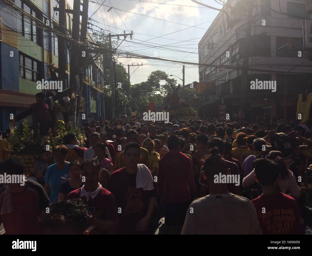 Gonzalo Puyat St, Quiapo, Manila Metro Manila, Filippine. 25 Mar, 2016. Diverse immagini del Nazareno nero sono ha sfilato per le strade di Quiapo, Manila il Venerdì Santo. Credito: Sherbien Dacalanio/StockimoNews/Alamy Live News Foto Stock