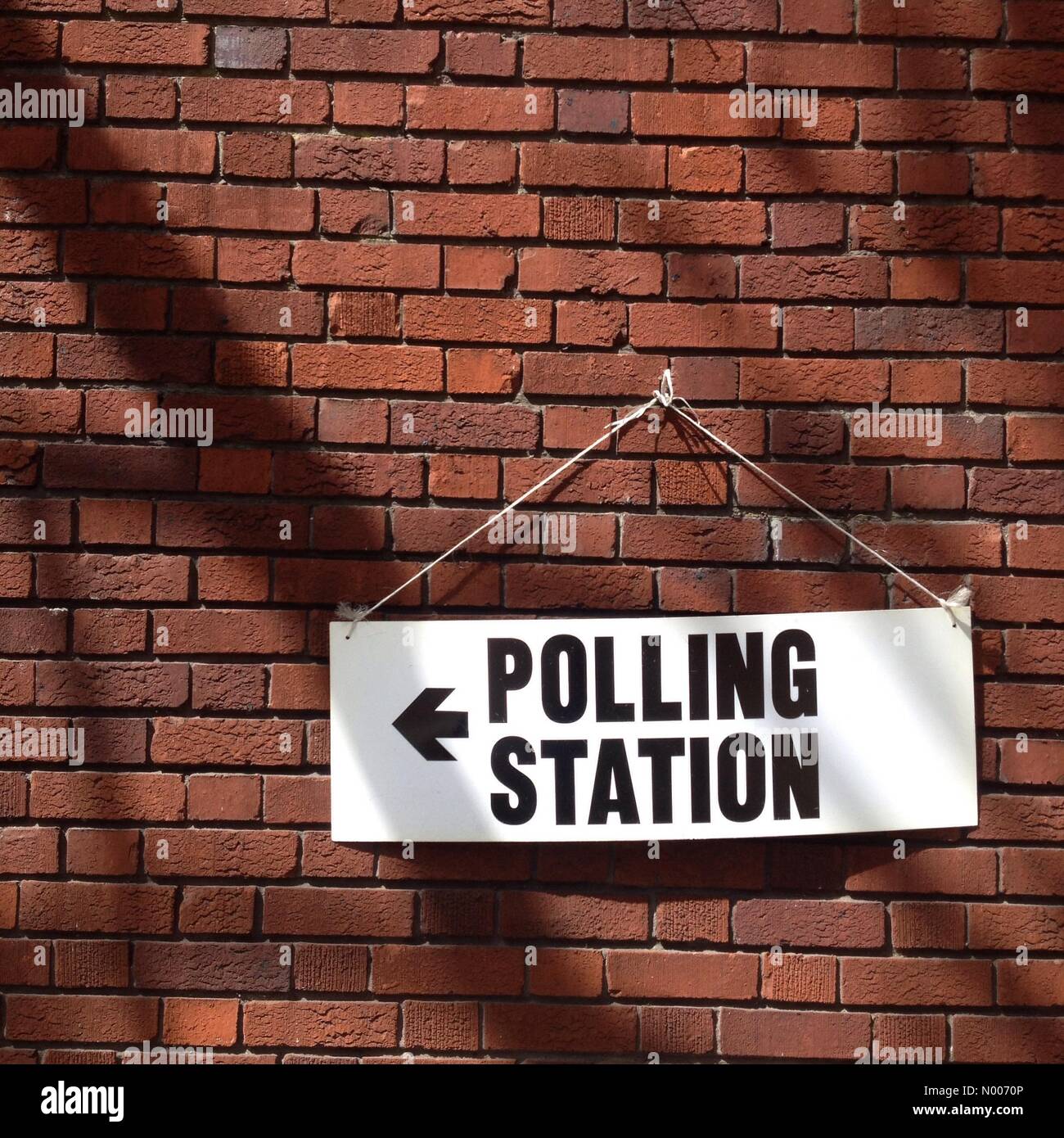 Londra, Regno Unito. Il 5 maggio, 2016. Elezioni locali che si svolgerà a Londra.seggio vicino alla vecchia strada: Credito Emin Ozkan / StockimoNews/Alamy Live News Foto Stock