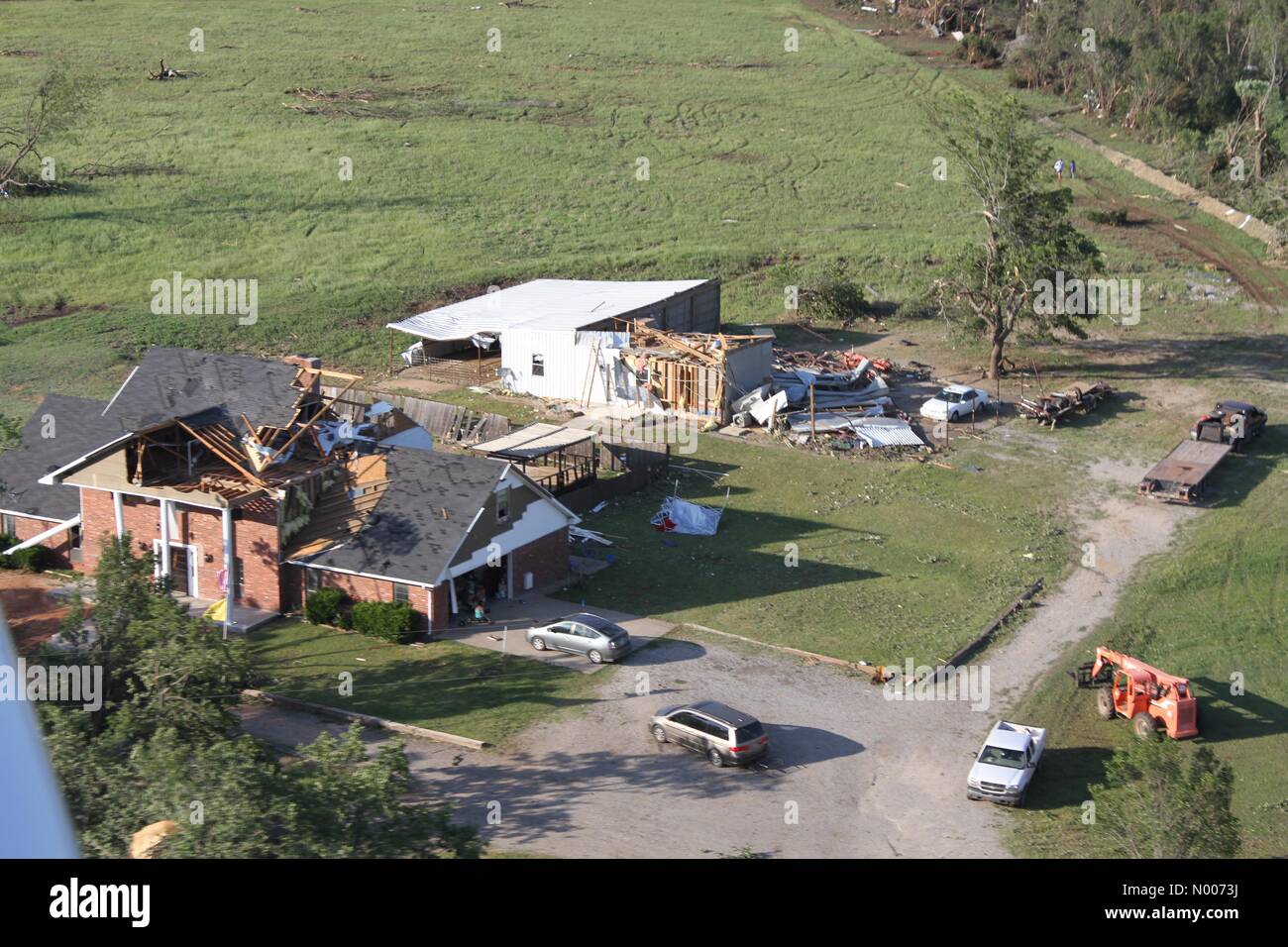 Oklahoma, Stati Uniti d'America. Il 10 maggio, 2016. Famiglie pulito dopo il mortale tornado ha colpito vicino alla città di Elmore Oklahoma lunedì pomeriggio. Credito: Jazz Vescovo / StockimoNews/Alamy Live News Foto Stock