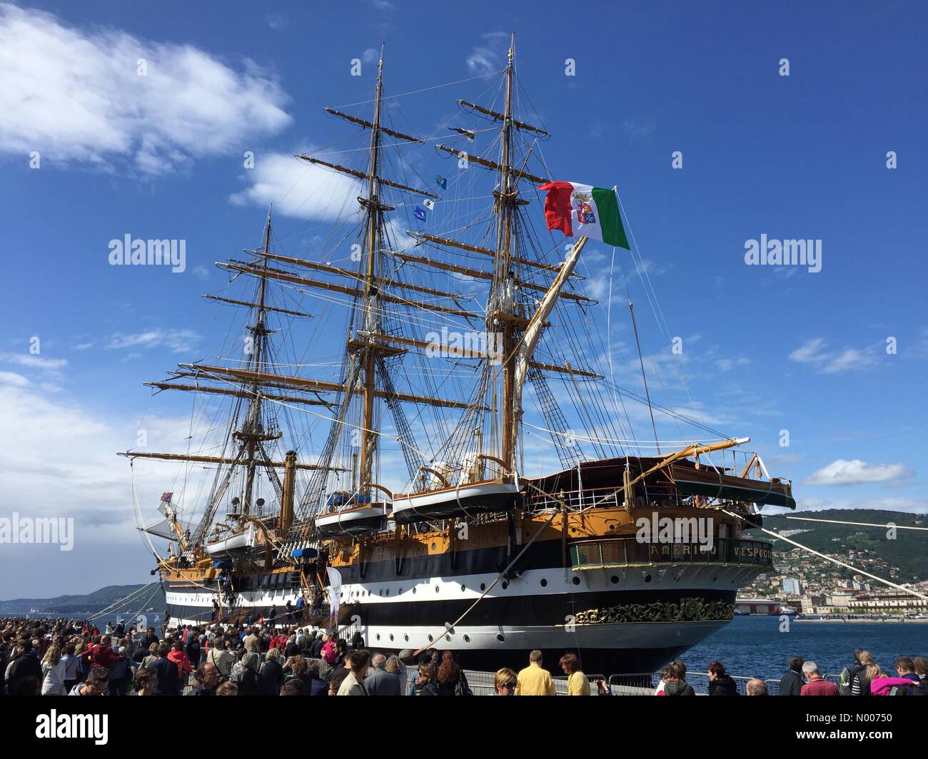 Amerigo Vespucci nave sul display. Trieste, Italia. 15 Maggio, 2016. Le persone che visitano il famoso tall ship Amerigo Vespucci, che è sul display a Trieste, Italia. Boza Cucek/StockimoNews/Alamy Foto Stock