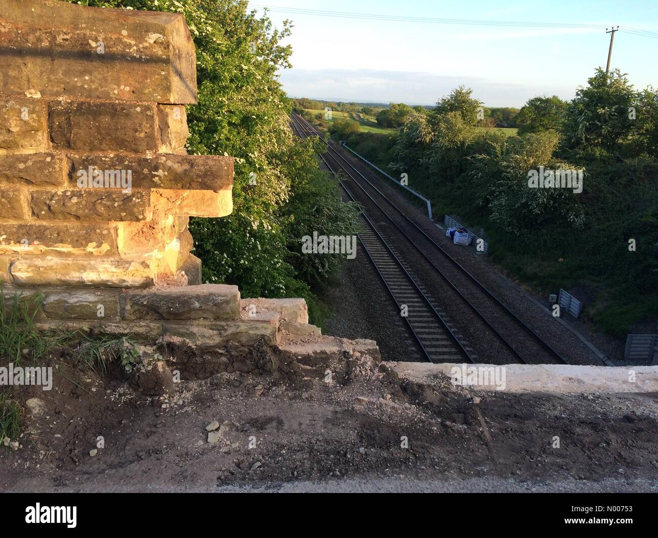 Danneggiato il ponte ferroviario vicino Littleworth in Worcestershire causato da un trattore rubato Foto Stock