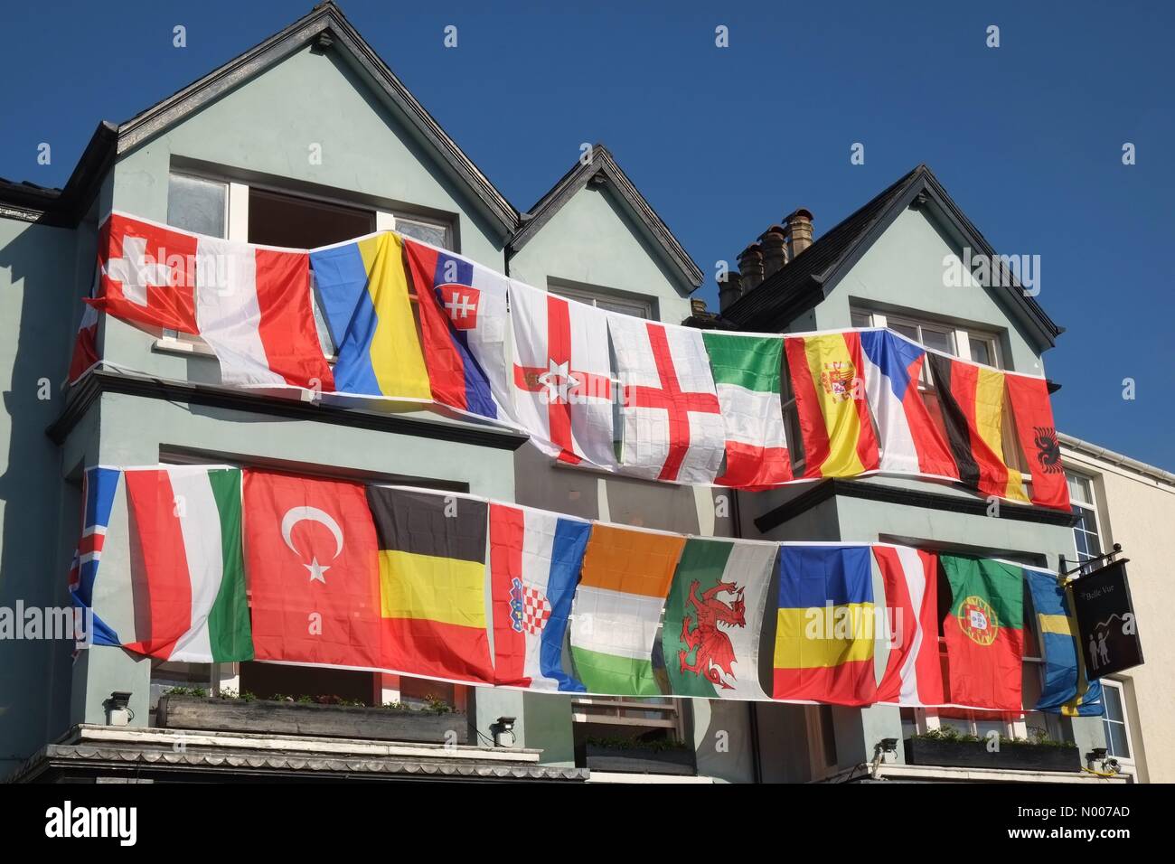 Bangor, Wales, Regno Unito. 29 Maggio, 2016. Belle Vue Pub di Bangor superiore.città di Bangor North Wales.addobbato con bandiere.pronta per l'Euro 2016 torneo per iniziare. Credito: Robert Eames / StockimoNews/Alamy Live News Foto Stock