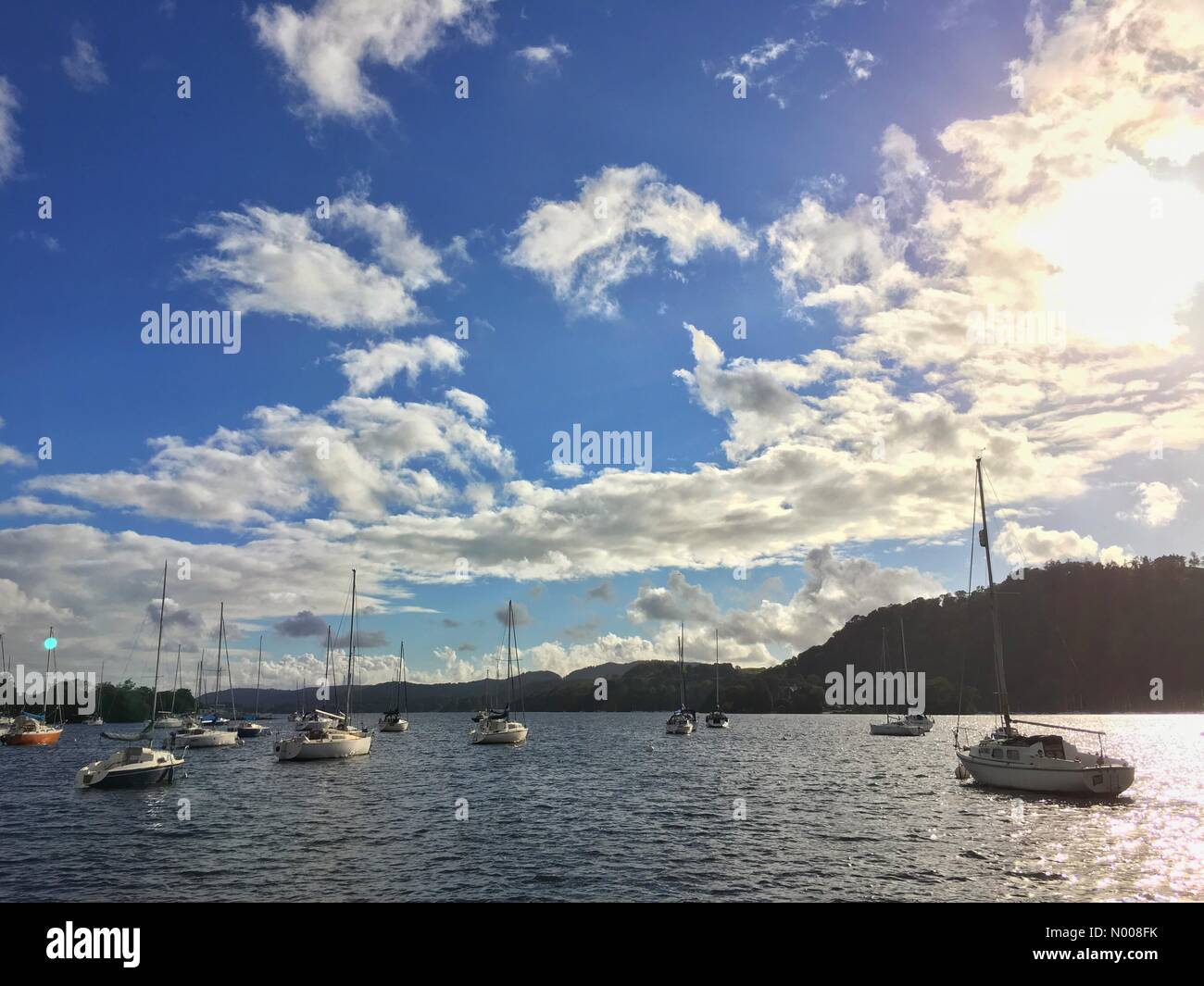 Regno Unito: Meteo tardo pomeriggio di sole a Bowness-on-Windermere. Foto Stock