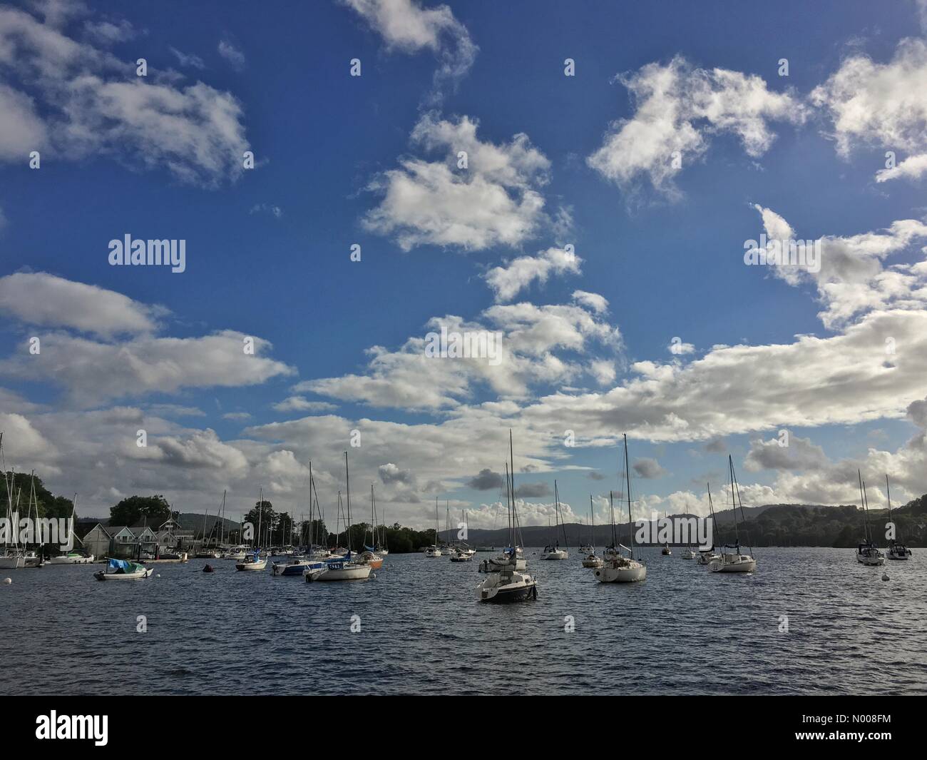 Regno Unito: Meteo tardo pomeriggio di sole a Bowness-on-Windermere. Foto Stock