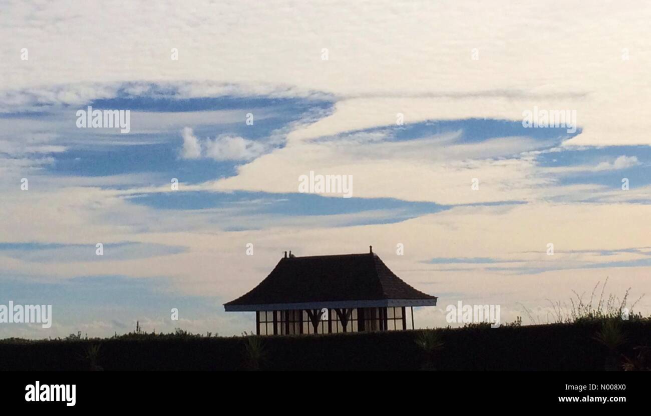 Regno Unito meteo rari di foratura fori fallstreak formazione delle nuvole a Bournemouth Foto Stock