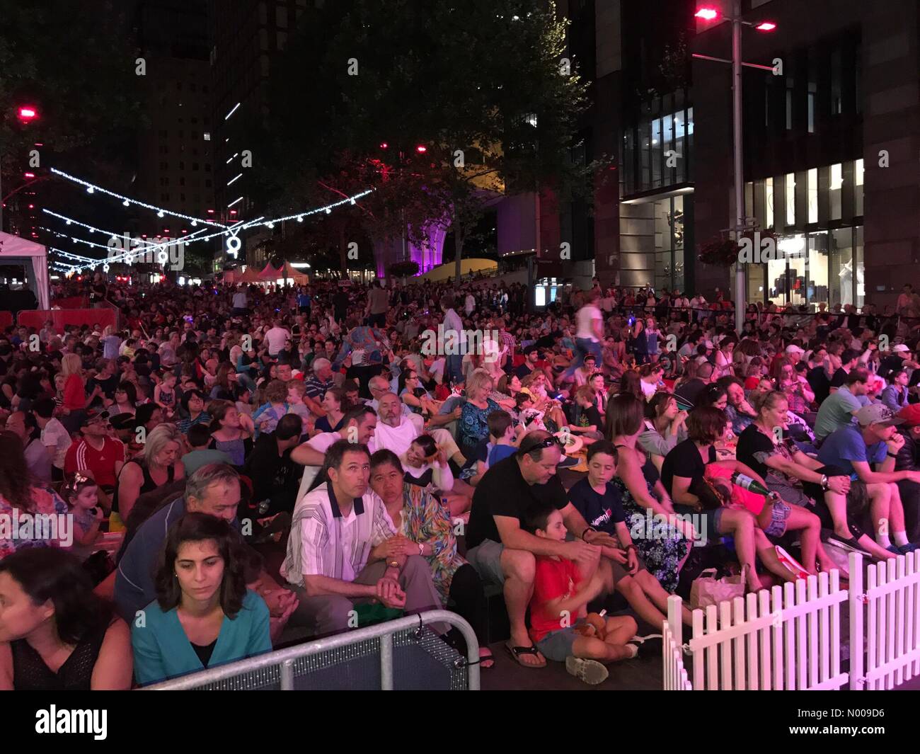 Martin Pl, Sydney NSW, Australia. 26 Nov, 2016. Sydney, Australia. Il 26 novembre 2016. Martin Place Concerto di Natale. Credito: Richard Milnes/StockimoNews/Alamy Live News Foto Stock