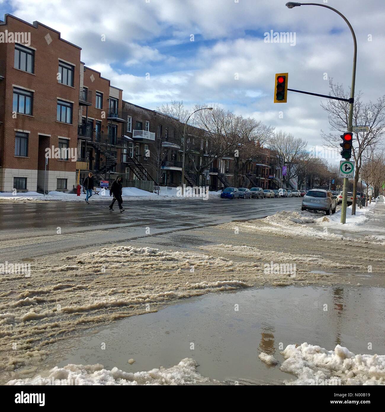 Confusione totale sulle strade di Montreal il 8 febbraio 2017. Pioggia gelata, poi la pioggia ha trasformato le strade in mix di piscine di acqua e piste di pattinaggio Foto Stock