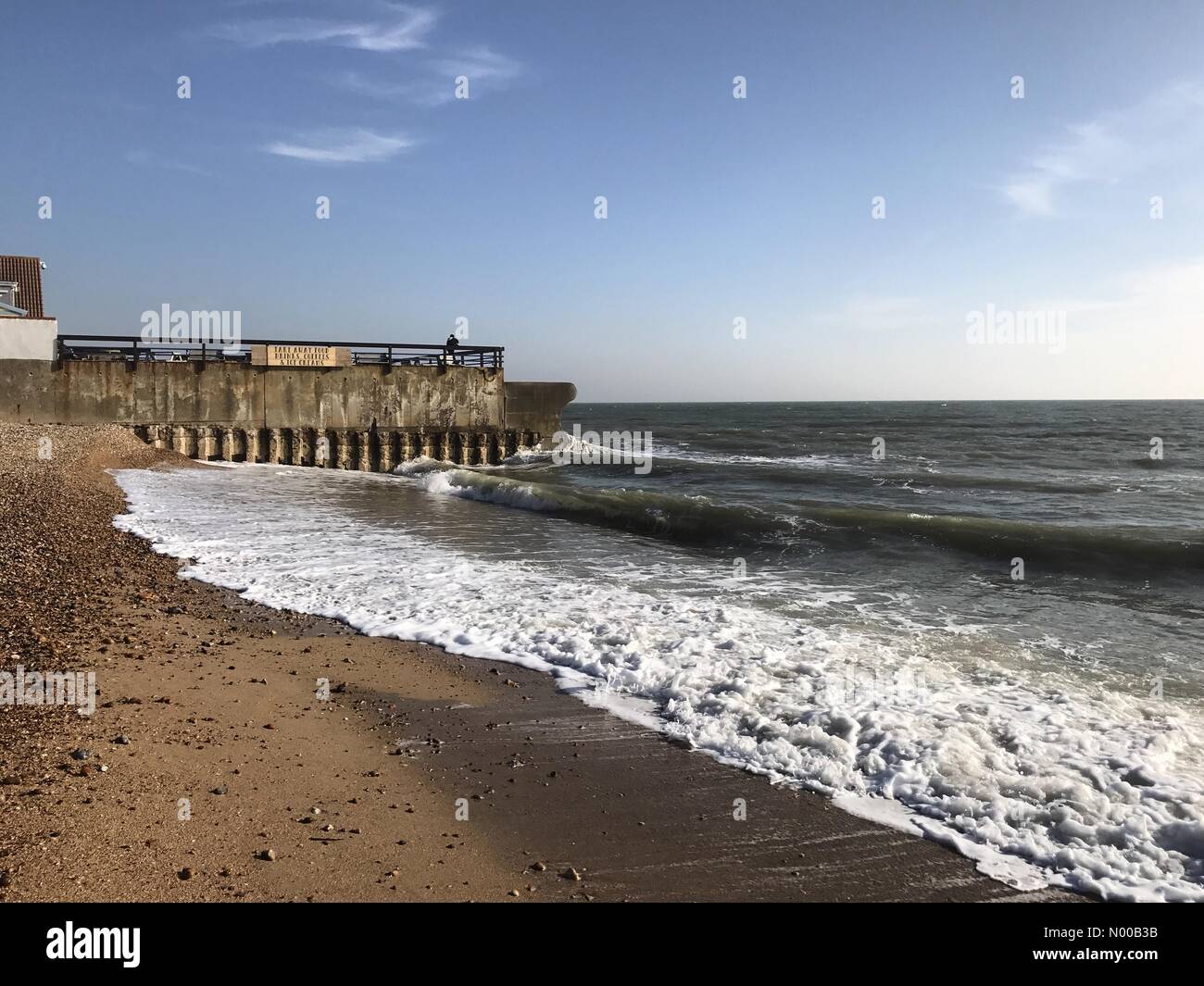 Hayling Island, Regno Unito. Xiii Febbraio, 2017. Regno Unito: Meteo Sunny a Hayling Island. Beachlands, Hayling Island. 13 feb 2017. Forti venti da Est ha portato il sole e le onde fino alla costa sud dell'Inghilterra. Hayling Island in Hampshire. Credito: jamesjagger/StockimoNews/Alamy Live News Foto Stock