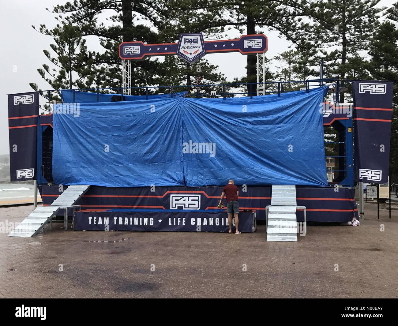 N Steyne, Manly NSW, Australia. Il 25 febbraio, 2017. Meteo: dopo più calde di febbraio sulla registrazione di una settimana di pioggia è Previsioni per Sydney. Nella foto è Manly Beach il primo giorno dell'Australian Open di surf. La F45 l'evento di formazione è stato chiuso. Credito: Richard Milnes/StockimoNews/Alamy Live News Foto Stock