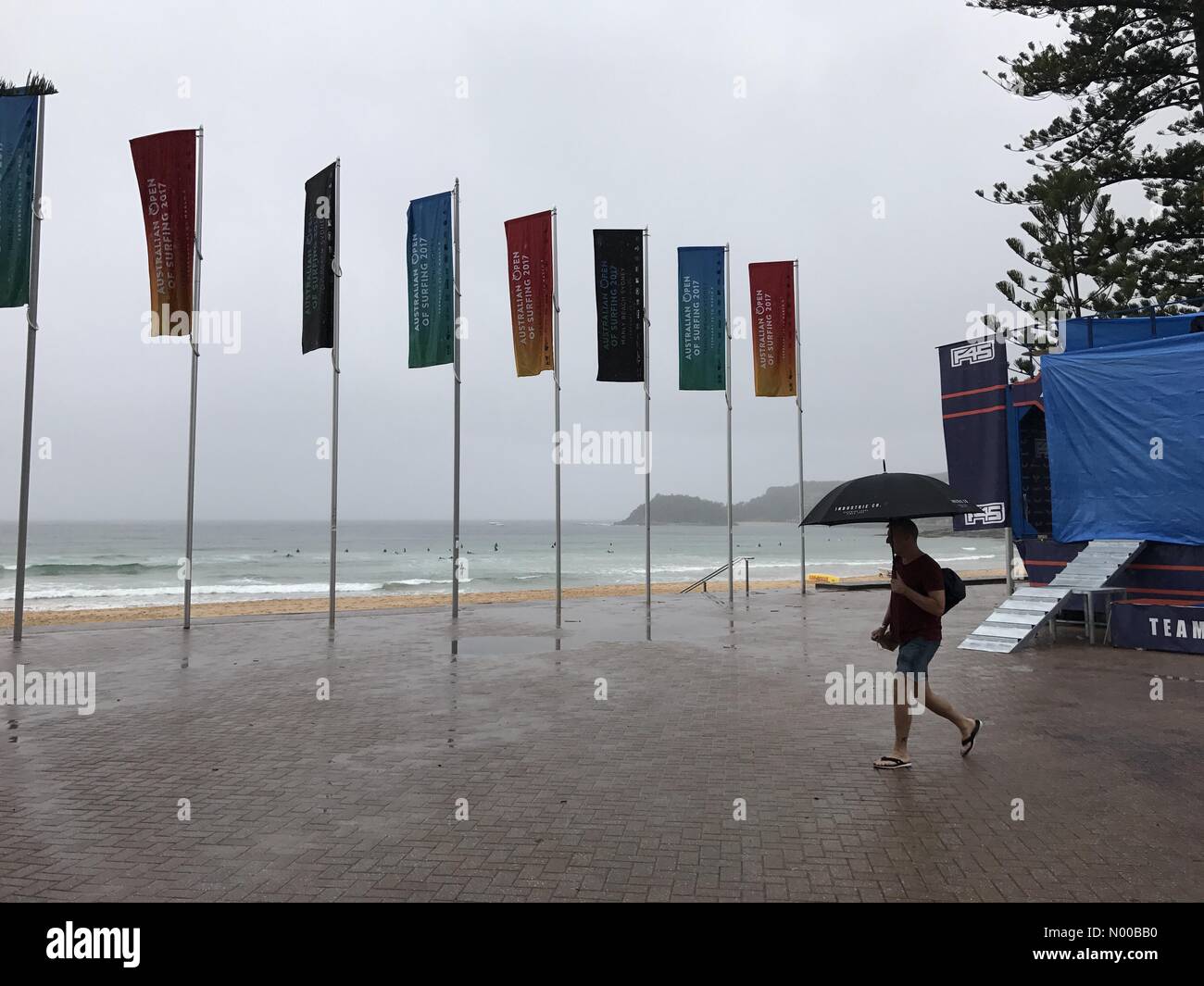S, Steyne Manly NSW, Australia. Il 25 febbraio, 2017. Meteo: dopo più calde di febbraio sulla registrazione di una settimana di pioggia è Previsioni per Sydney. Nella foto è Manly Beach il primo giorno dell'Australian Open di surf. Credito: Richard Milnes/StockimoNews/Alamy Live News Foto Stock