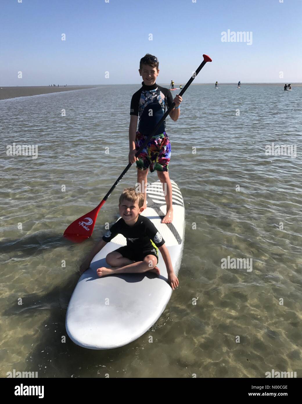 W Strand, West Wittering, Chichester, Regno Unito. 08 apr, 2017. Regno Unito: Meteo Sunny a Wittering. 08 aprile 2017. Alta pressione condizioni anticyclonic portato splendido sole fino alla costa sud di oggi. West Wittering beach in West Sussex. Credito: jamesjagger/StockimoNews/Alamy Live News Foto Stock