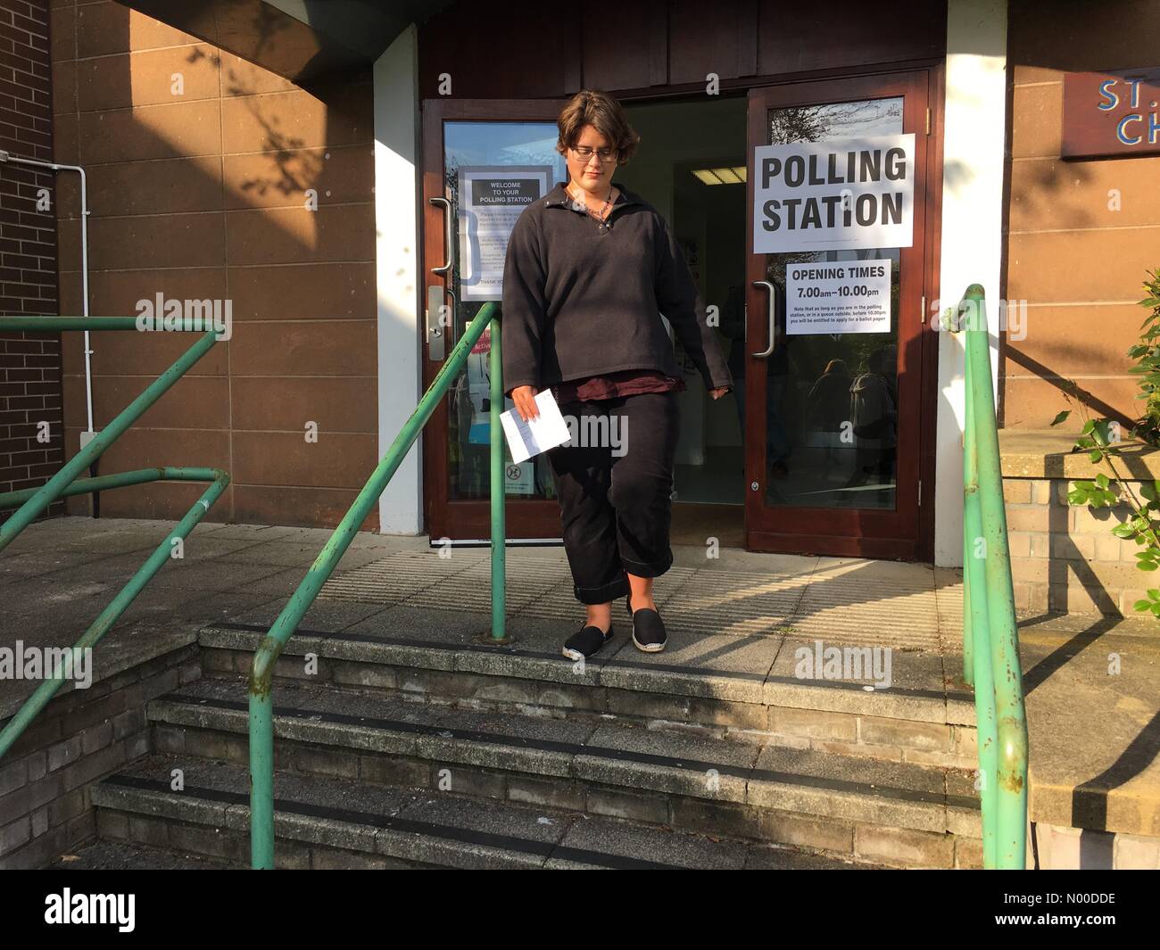 Sherborne, Dorset, Regno Unito. 04 maggio 2017. Prima volta elettore lascia la stazione di polling dopo la votazione durante l'elezione locale dei consiglieri di Dorset County Council. Credito: Josie Elias / StockimoNews/Alamy Live News Foto Stock