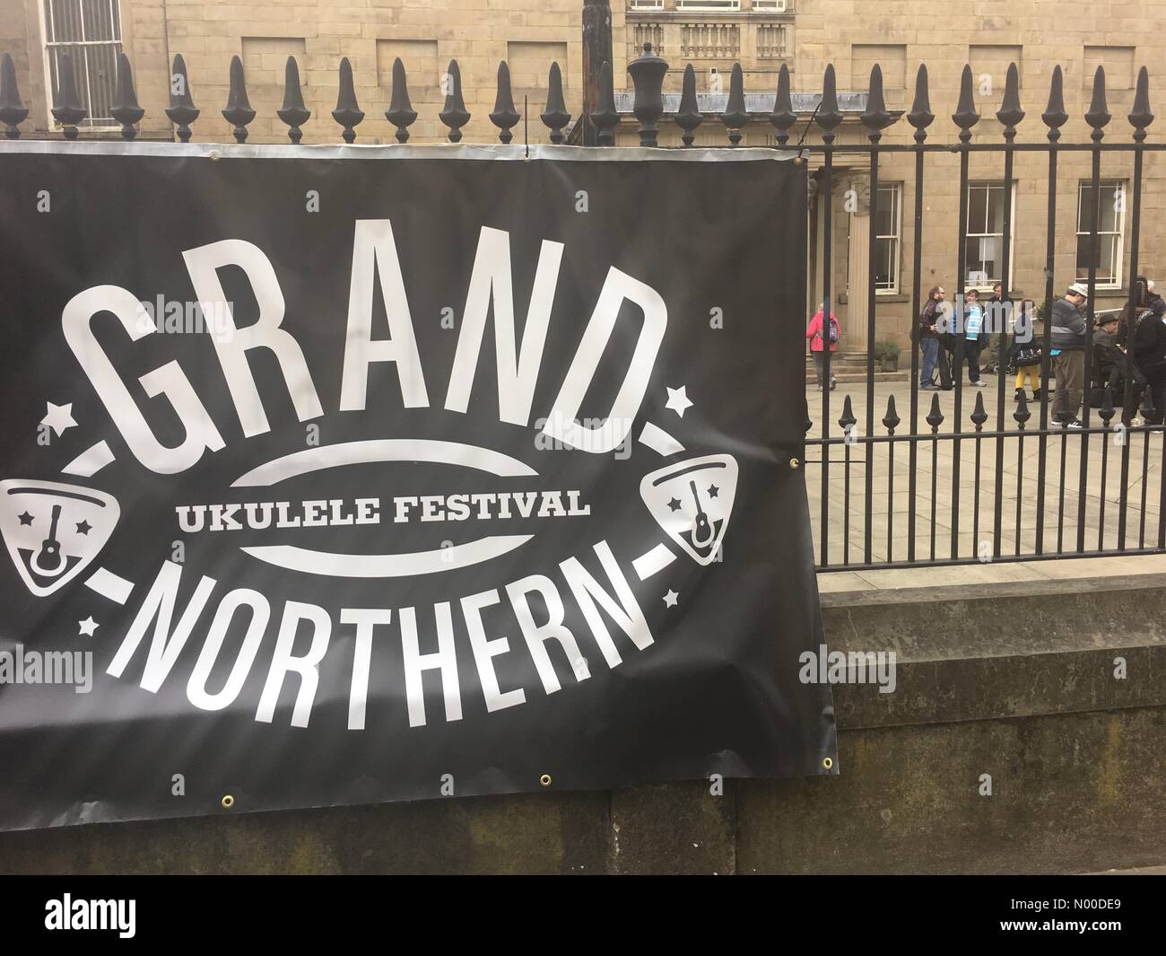 Huddersfield, West Yorkshire, Regno Unito. 06 maggio 2017. Grand Nord Ukulele Festival, una vera e propria grande festa inizia oggi in Lawrence Batley Theatre, Huddersfield. Foto Stock