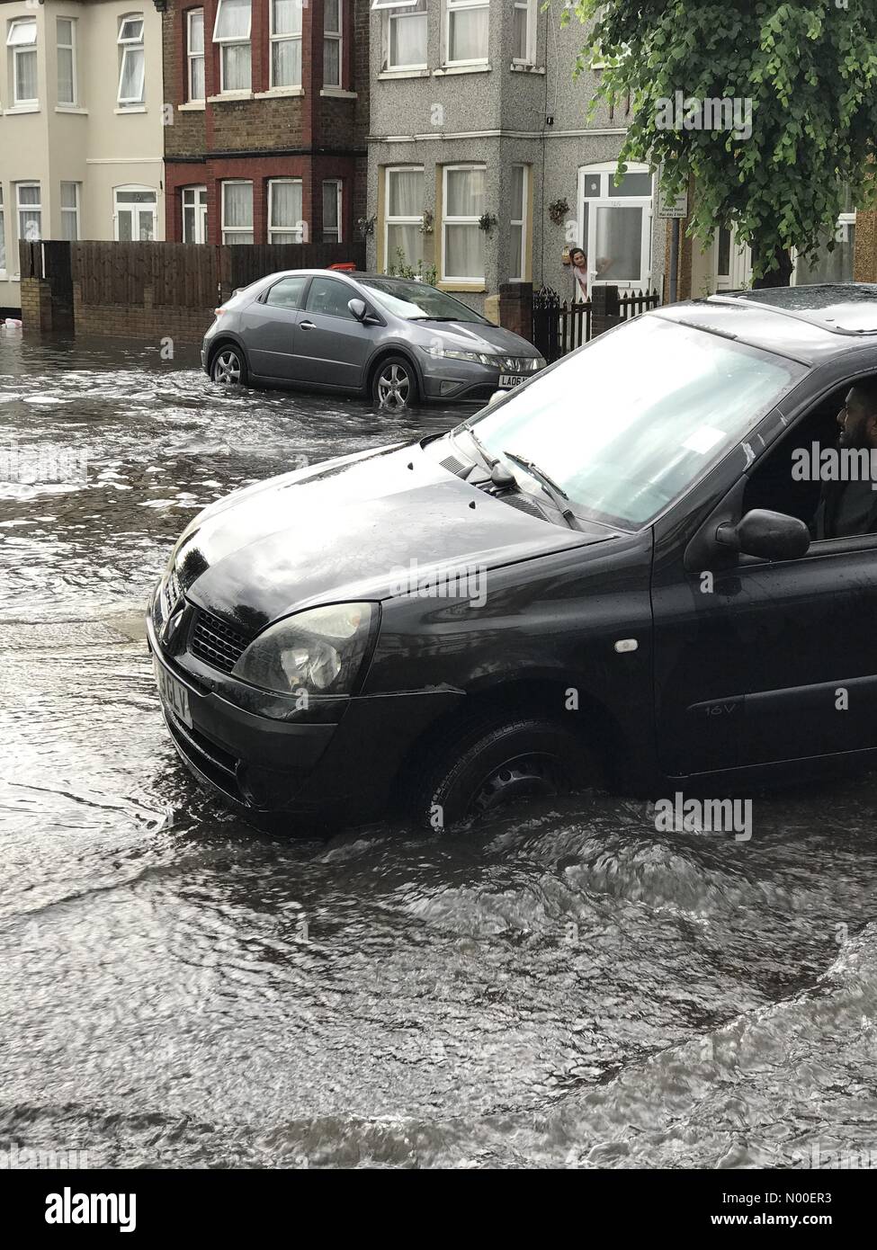 Browning Rd, Londra, Regno Unito. 02Giugno, 2017. Inondazioni localizzate nella zona est di Londra Credito: Ilyas Ayub/StockimoNews/Alamy Live News Foto Stock