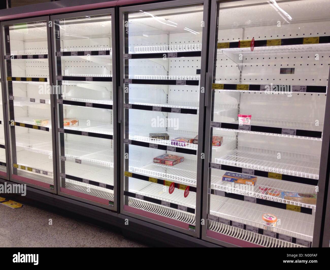 Regno Unito Meteo: un supermercato di lettura è stato totalmente vendute al di fuori del ghiaccio, ghiaccioli e gelati a causa del caldo. Foto Stock