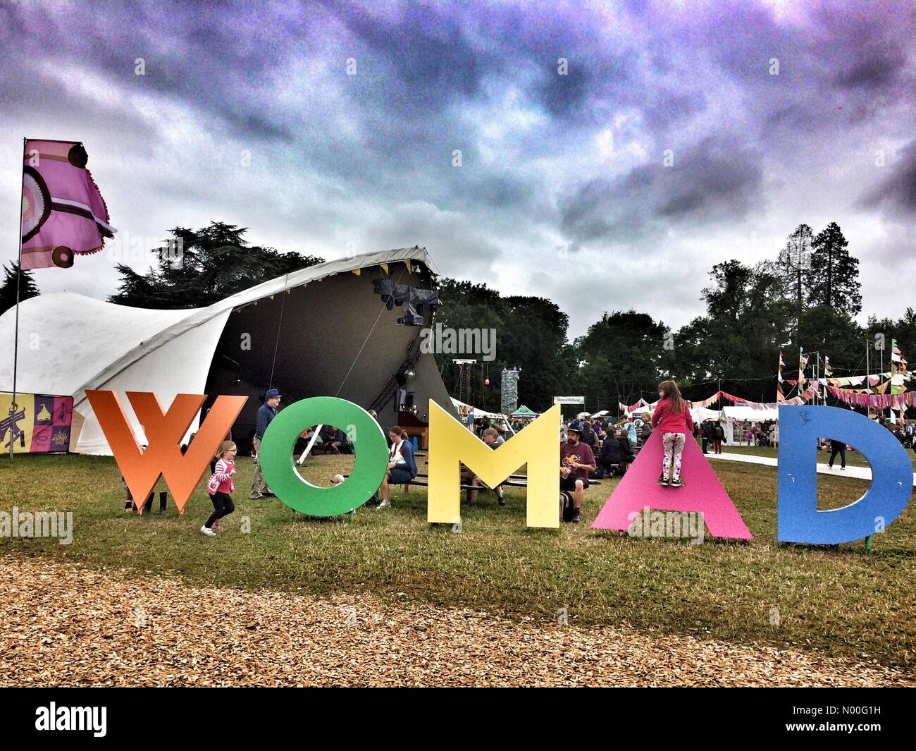 Malmesbury, Regno Unito. 28 Luglio, 2017. I bambini si divertono giocando su un segno colorato al Womad Festival di Charlton Park, Wiltshire, UK Credit: Patricia Phillips/StockimoNews/Alamy Live News Foto Stock