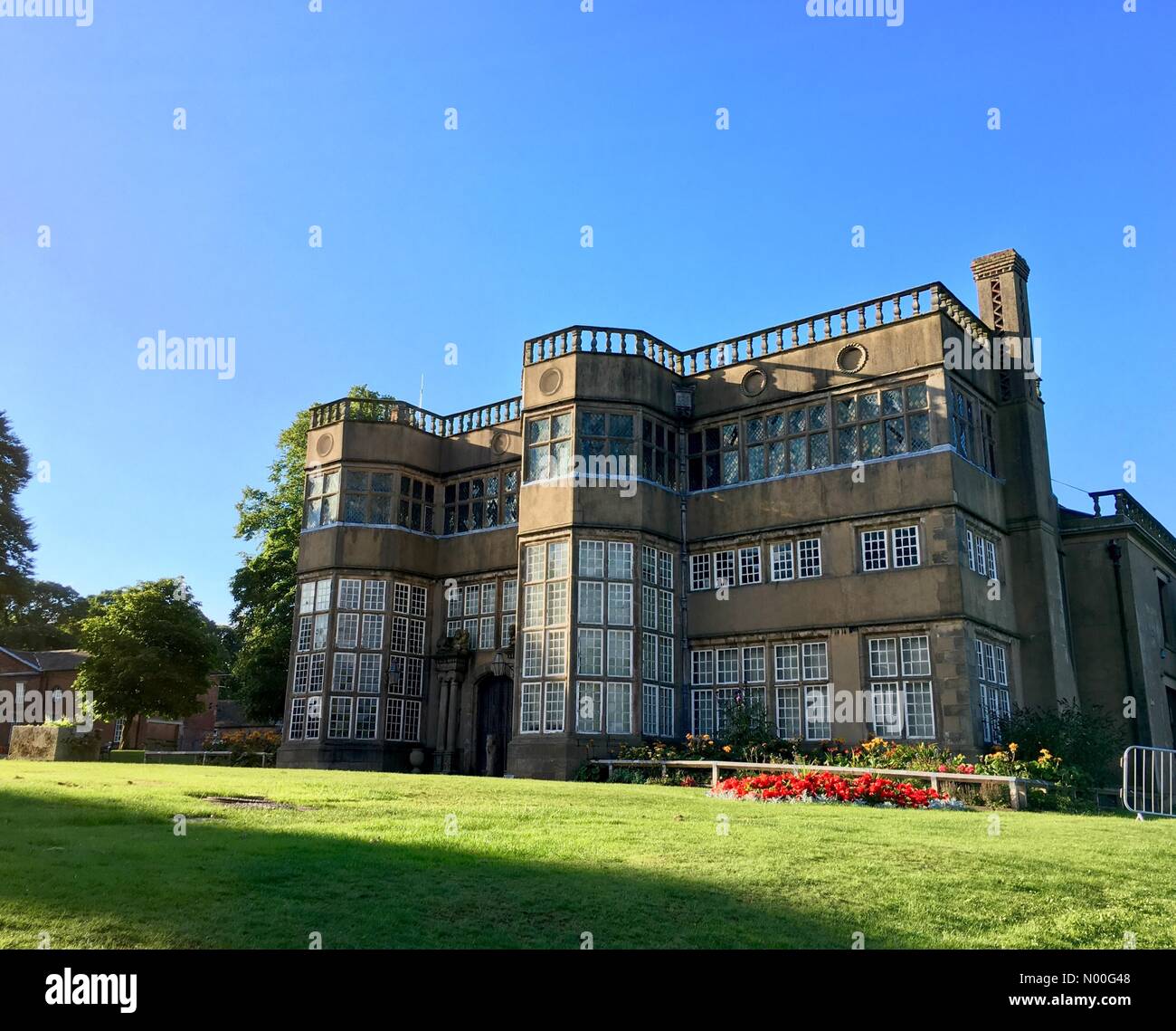 Chorley, Lancashire, Regno Unito. 2 agosto, 2017. Regno Unito: meteo bel sole tra le nuvole la pioggia a Chorley in Lancashire. Astley Hall di Astley Park. Credito: Lancashire Immagini/StockimoNews/Alamy Live News Foto Stock