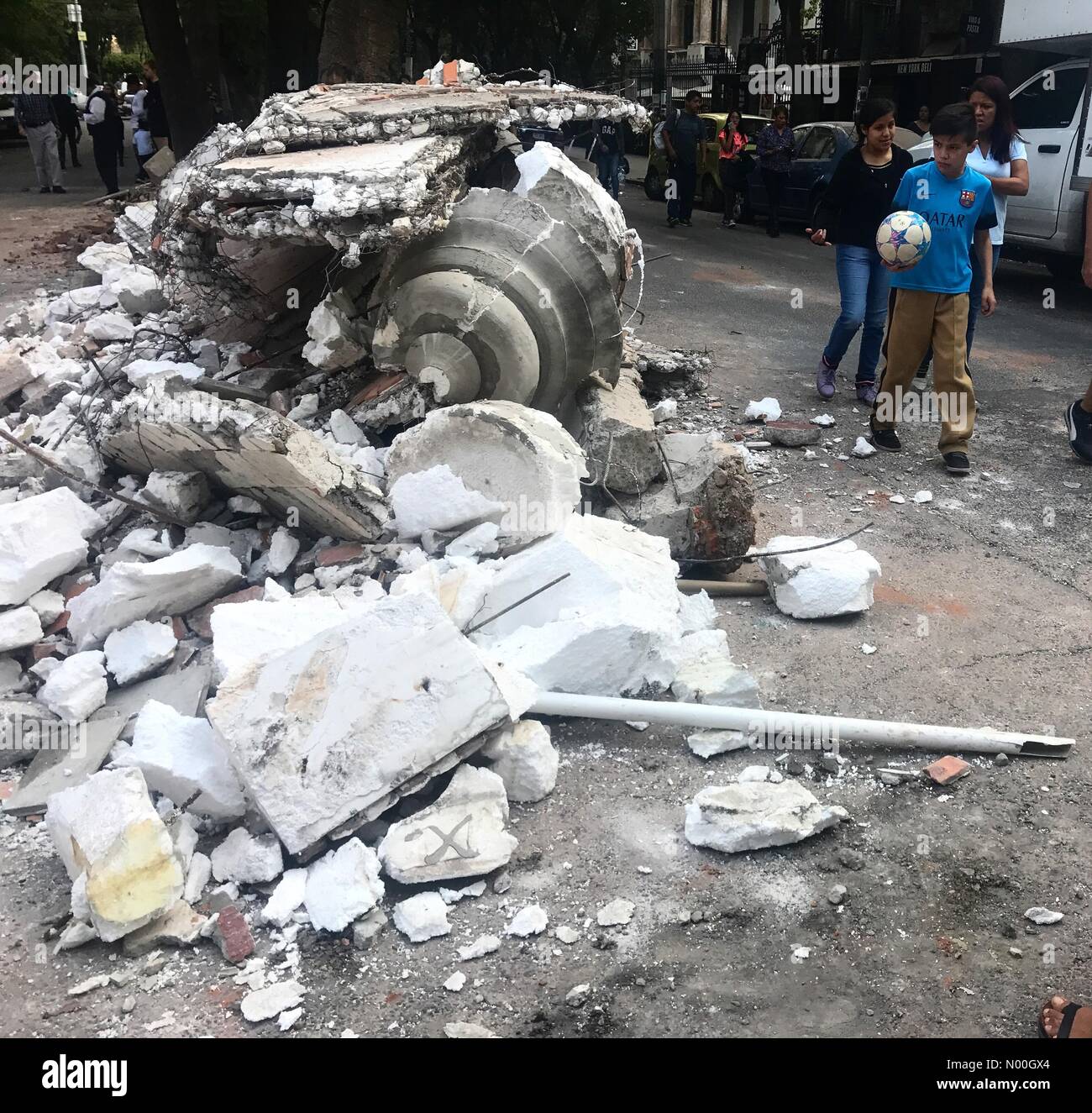 Calle de chihuahua 113, Roma nte., Ciudad de México, Ciudad de México, Messico. Xix Sep, 2017. Le persone passano da un edificio danneggiato dopo un terremoto 7.1 in città del Messico, Messico credito: chico sanchez/stockimonews/alamy live news Foto Stock