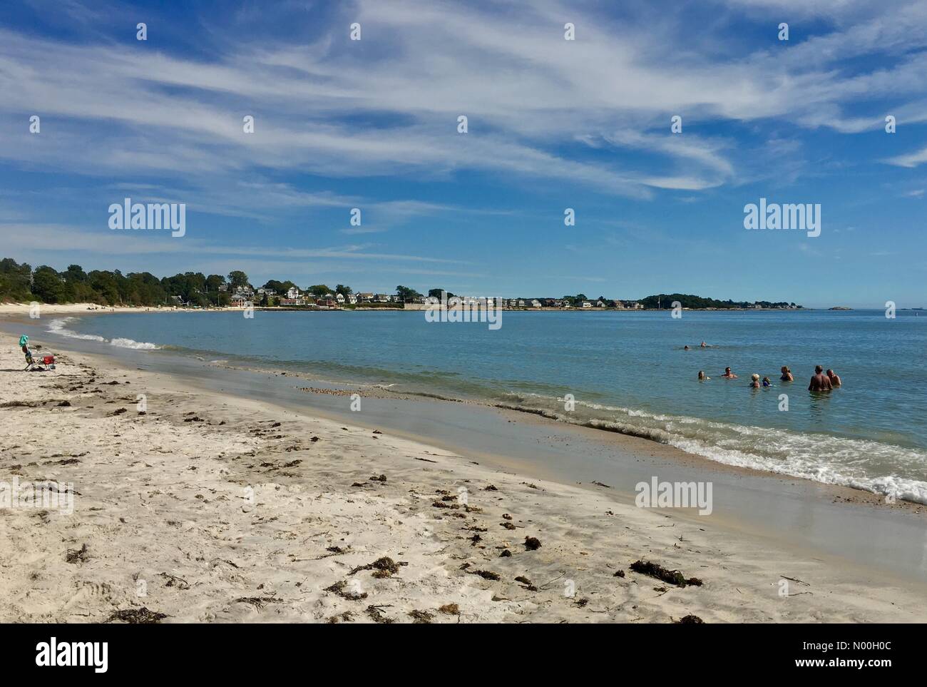 Ct, Stati Uniti d'America. 26 Sep, 2017. usa meteo collo rocciose del parco statale niantic connecticut 26 sept 2017 Onda di Calore continua con temperature prossime a 80 gradi le persone godono di un giorno di spiaggia in autunno. Credito: marianne a. campolongo/stockimonews/alamy live news Foto Stock