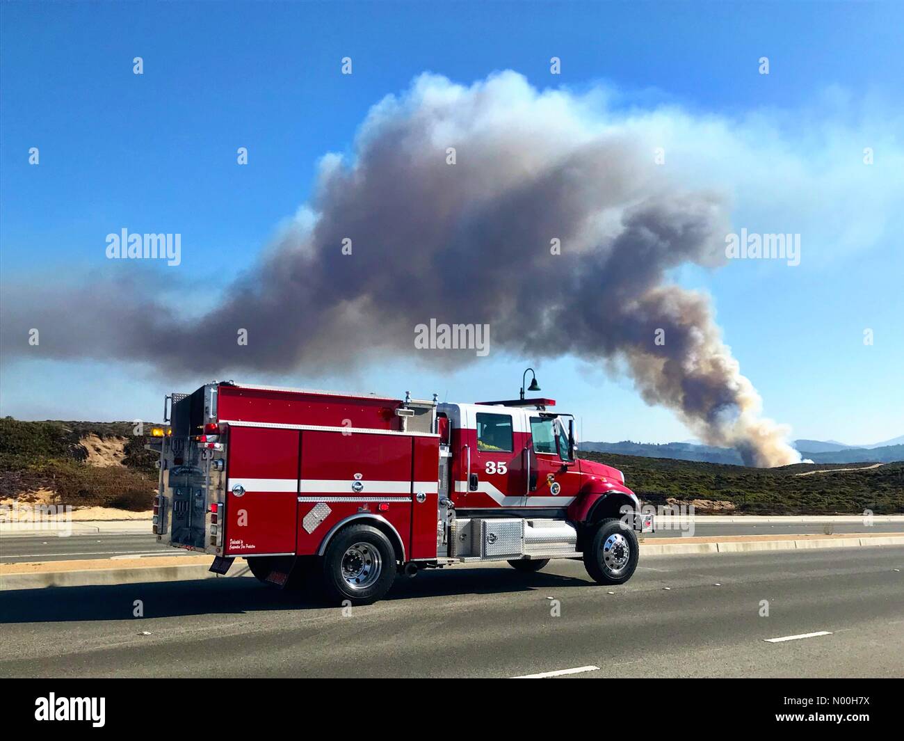 Camion dei pompieri sul suo modo a Wildfire. Foto Stock