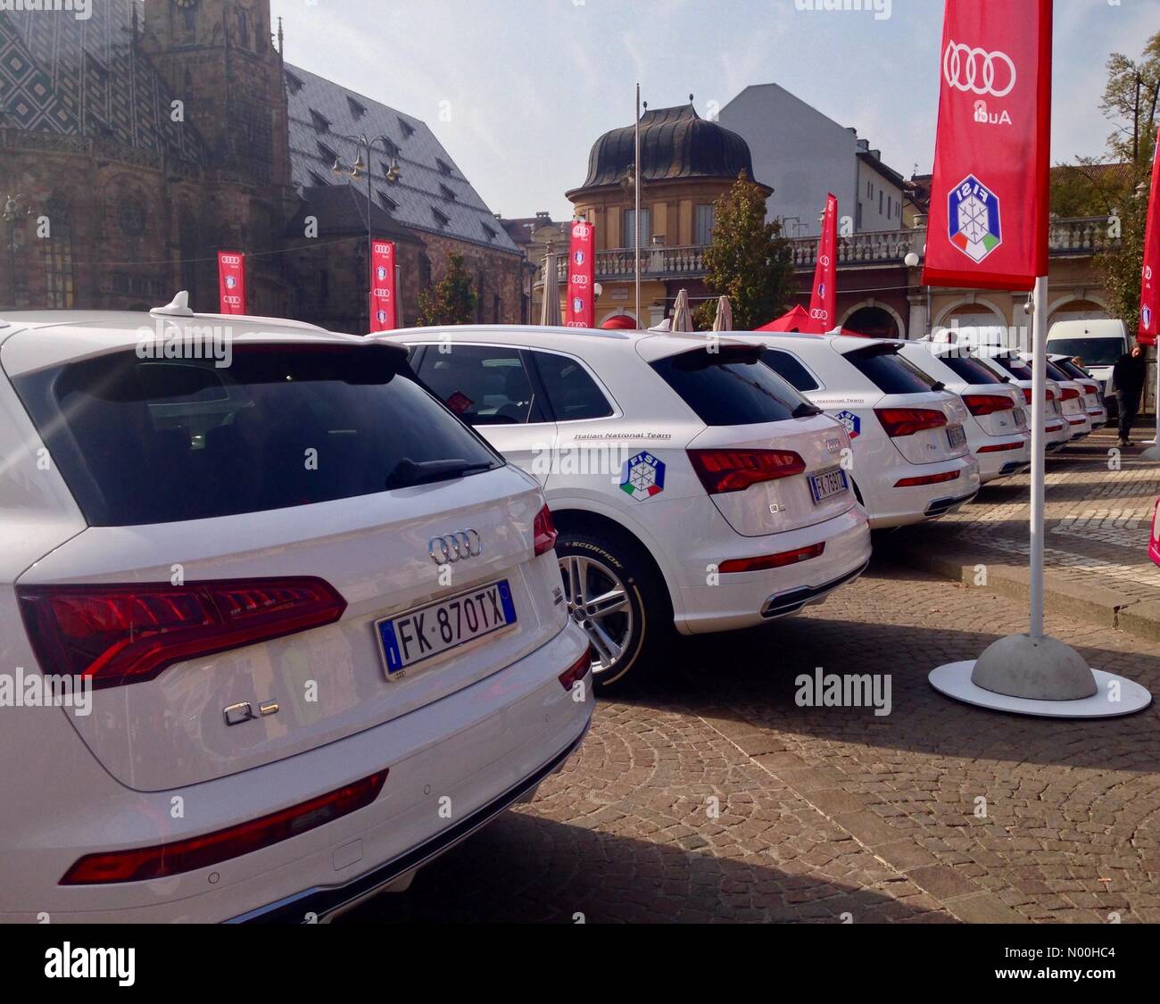 3, Bolzano BZ, Italia. Xxi oct, 2017. Audi evento per Fisi in Tour - sport invernali gli atleti in Piazza Walther Platz, Bolzano, Trentino-Alto Adige/Südtirol, Italia Credito: Anca Emanuela Teaca/StockimoNews/Alamy Live News Foto Stock