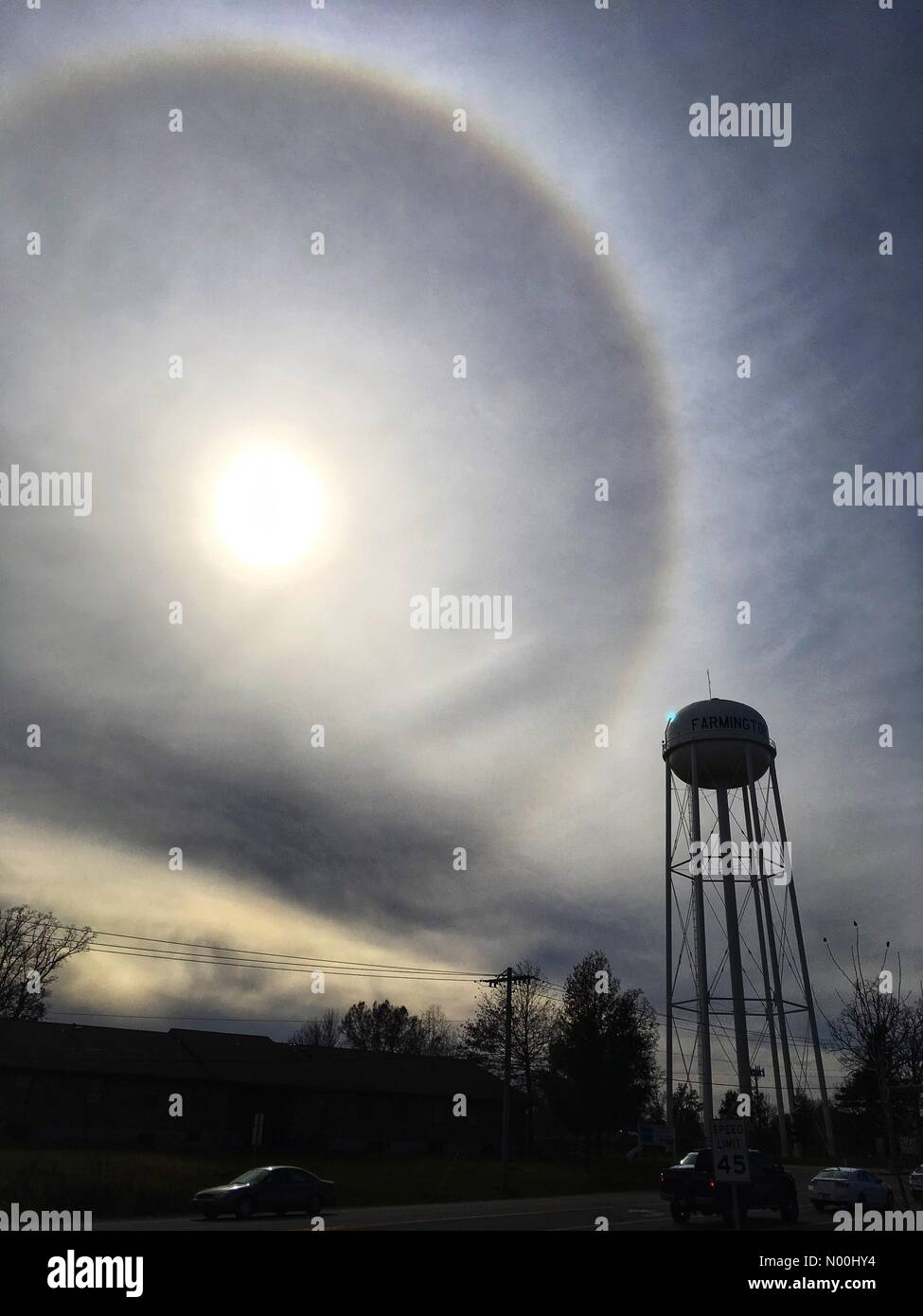 Farmington, Stati Uniti. 21 novembre 2017. Torre dell'acqua e sole con alone circolare a Farmington, Missouri, Stati Uniti. 21 novembre 2017. Crediti: Irkin09/StockimoNews/Alamy Live News Foto Stock