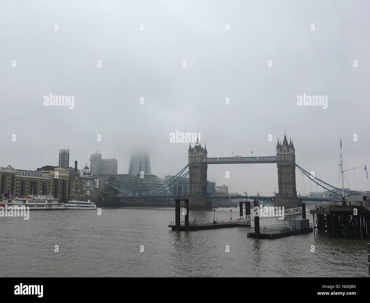 Londra, Regno Unito. Xx Dicembre, 2017. Il London Shard è avvolta nella nebbia questa mattina, visto vicino al Tower Bridge sul fiume Tamigi. La nebbia e nebbioso condizioni meteo che ristagna nella capitale oggi. Credito: Vickie Flores/StockimoNews/Alamy Live News Foto Stock