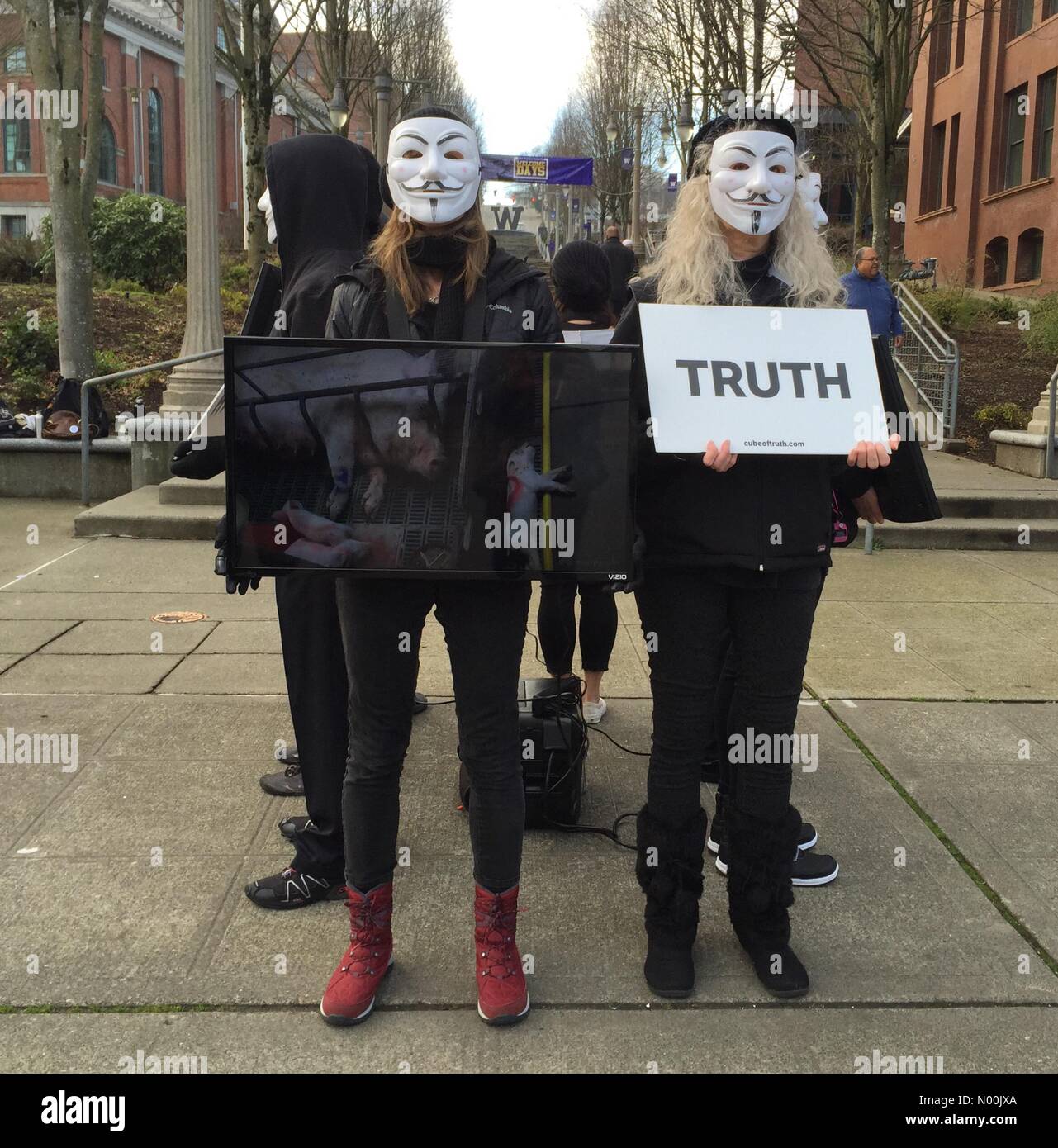 Tacoma, Washington, Stati Uniti d'America. Xiv gen, 2018. Anonimo per i senza voce gruppo stare in silenzio per protestare contro la crudeltà nei confronti degli animali su strada nel centro di Tacoma, WA Credit: Katya Palladina/StockimoNews/Alamy Live News Foto Stock