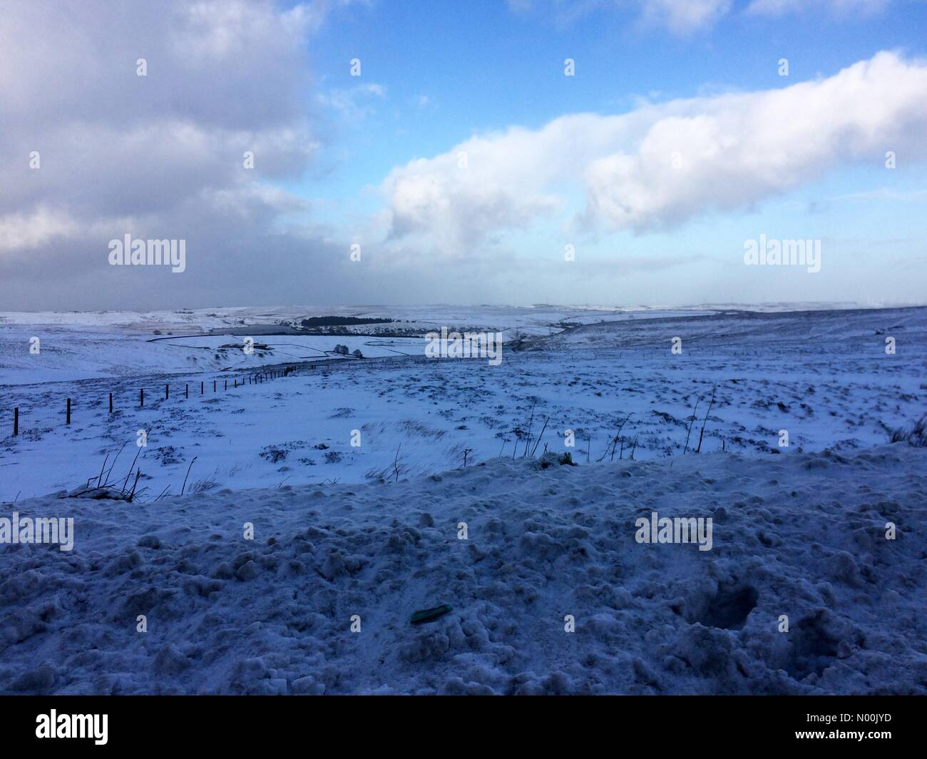 17 gennaio 2017. Meteo del Regno Unito: Neve sdraiata sui Pennini sotto un mix di sole e docce. Foto Stock
