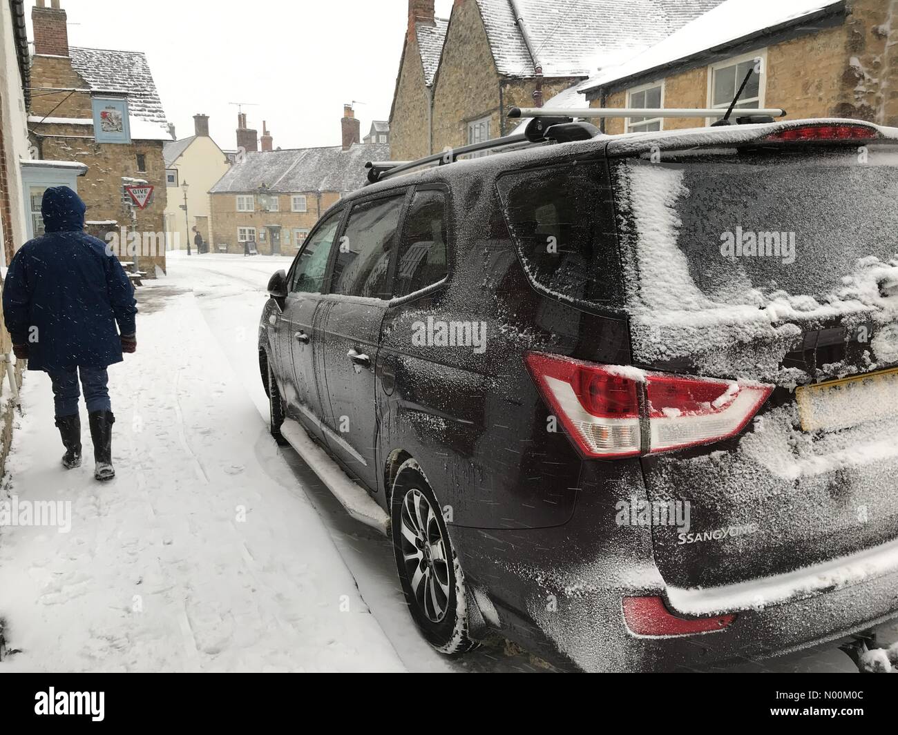 Regno Unito Meteo. Snow hits Sherborne, West Dorset. Tempesta Emma si intensifica portando più neve e ghiaccio per il West Country, rendendo le condizioni difficili per i conducenti e i pedoni. Foto Stock