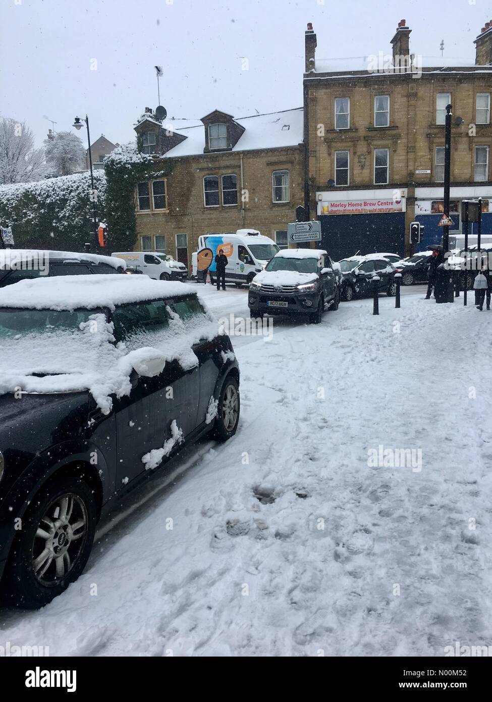 Regno Unito - Previsioni del tempo - 8 marzo 2018, Leeds, Yorkshire nevicata durante la notte nella Morley, Leeds, Yorkshire rendendo il pendolarismo miseria ancora per i lavoratori. il traffico è stato di difficoltà nella Morley fondelli in Leeds. Foto Stock