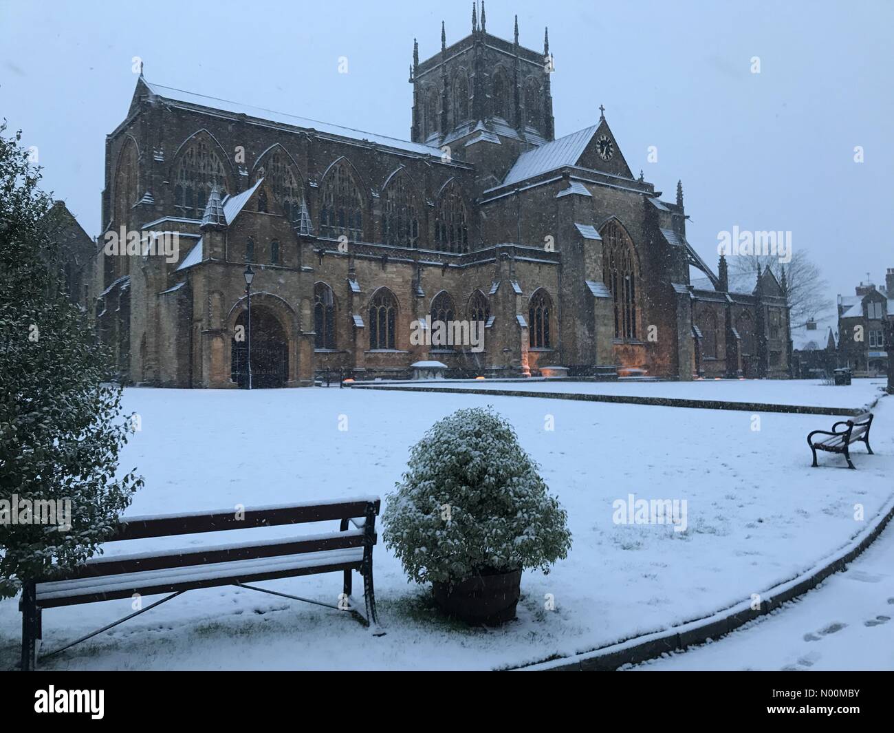 Regno Unito: Meteo Sherborne, Dorset. La neve cade sull'Abbazia come i cosiddetti mini Bestia da est porta un altro gelido esplosione a sud ovest. Foto Stock