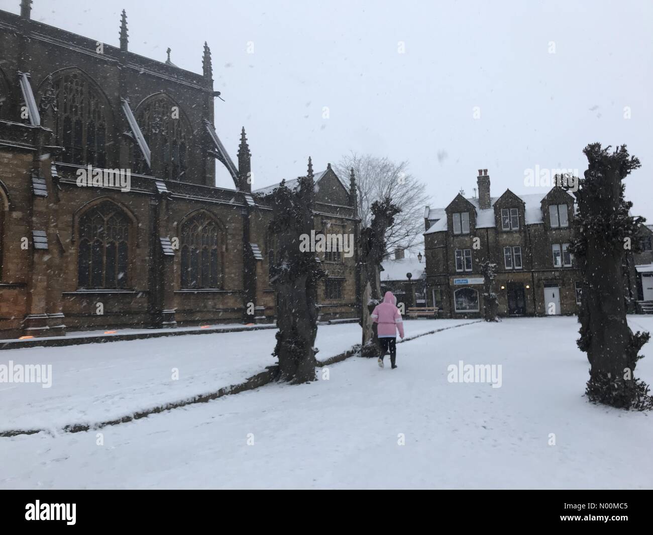 Regno Unito: Meteo Sherborne, Dorset. Una donna di lotte attraverso la neve nella storica città mercato di Sherborne come i cosiddetti mini Bestia da est porta un altro gelido esplosione a sud ovest. Foto Stock