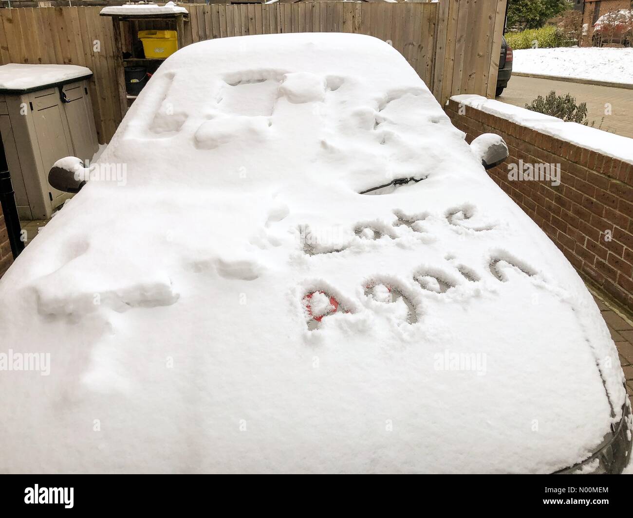 Regno Unito: meteo neve a Godalming. Sycamore Avenue, Godalming. Xix Marzo 2018. Più nevicata ha colpito la Home Counties durante la notte. Nevicata a Godalming, Surrey. Credito: jamesjagger/StockimoNews/Alamy Live News Foto Stock