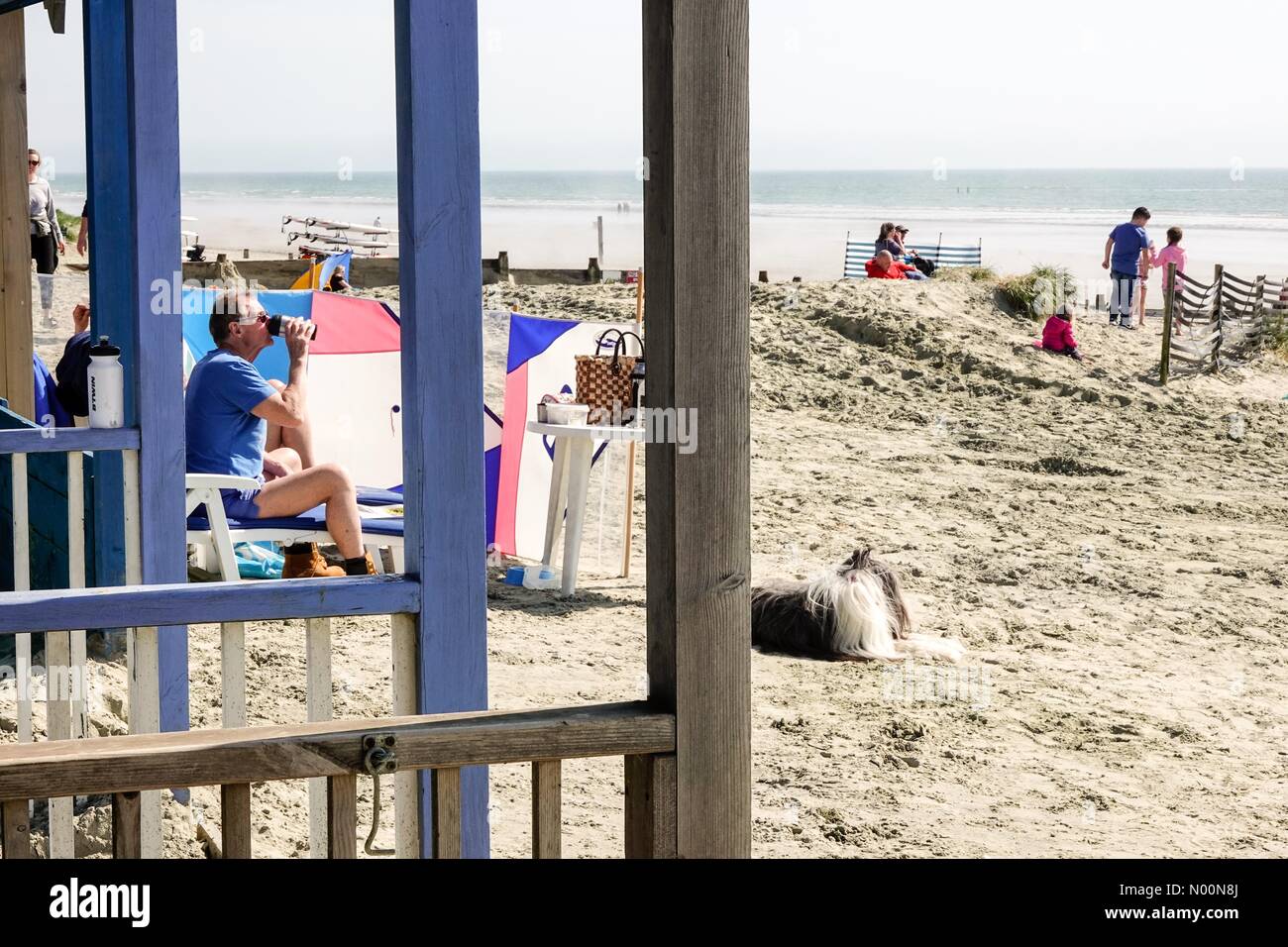 Regno Unito: Meteo Sunny a Wittering. West Strand, West Wittering. Il 14 aprile 2018. Splendido sole lungo la costa sud di oggi. Le persone che si godono la spiaggia a West Wittering, West Sussex. Credito: jamesjagger/StockimoNews/Alamy Live News Foto Stock