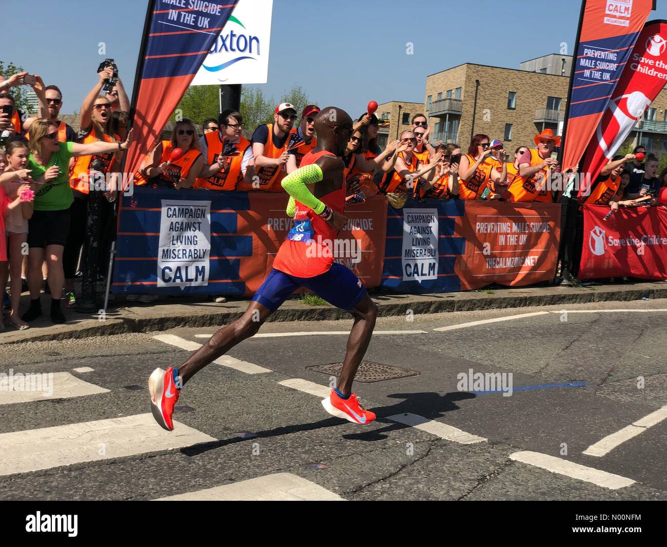 Sir Mo Farah in esecuzione a 17 miglia London Marathon 2018 Foto Stock