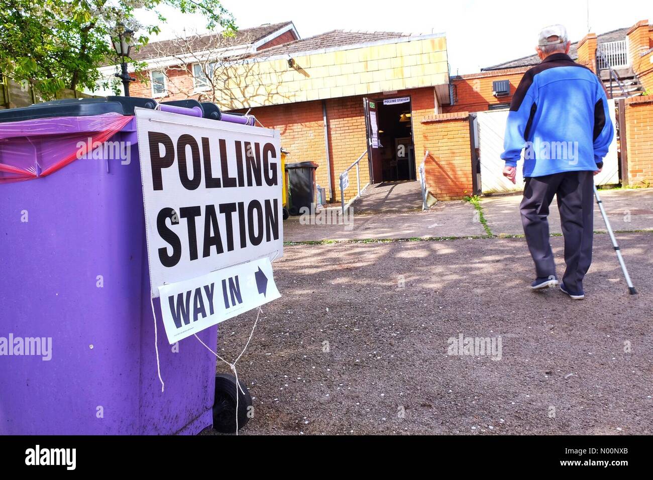 Elezioni locali UK - Worcester giovedì 3 maggio 2018 - un elettore arriva in corrispondenza della stazione di polling sul retro del Portobello pub. Un terzo dei seggi del consiglio sono per la elezione Foto Stock