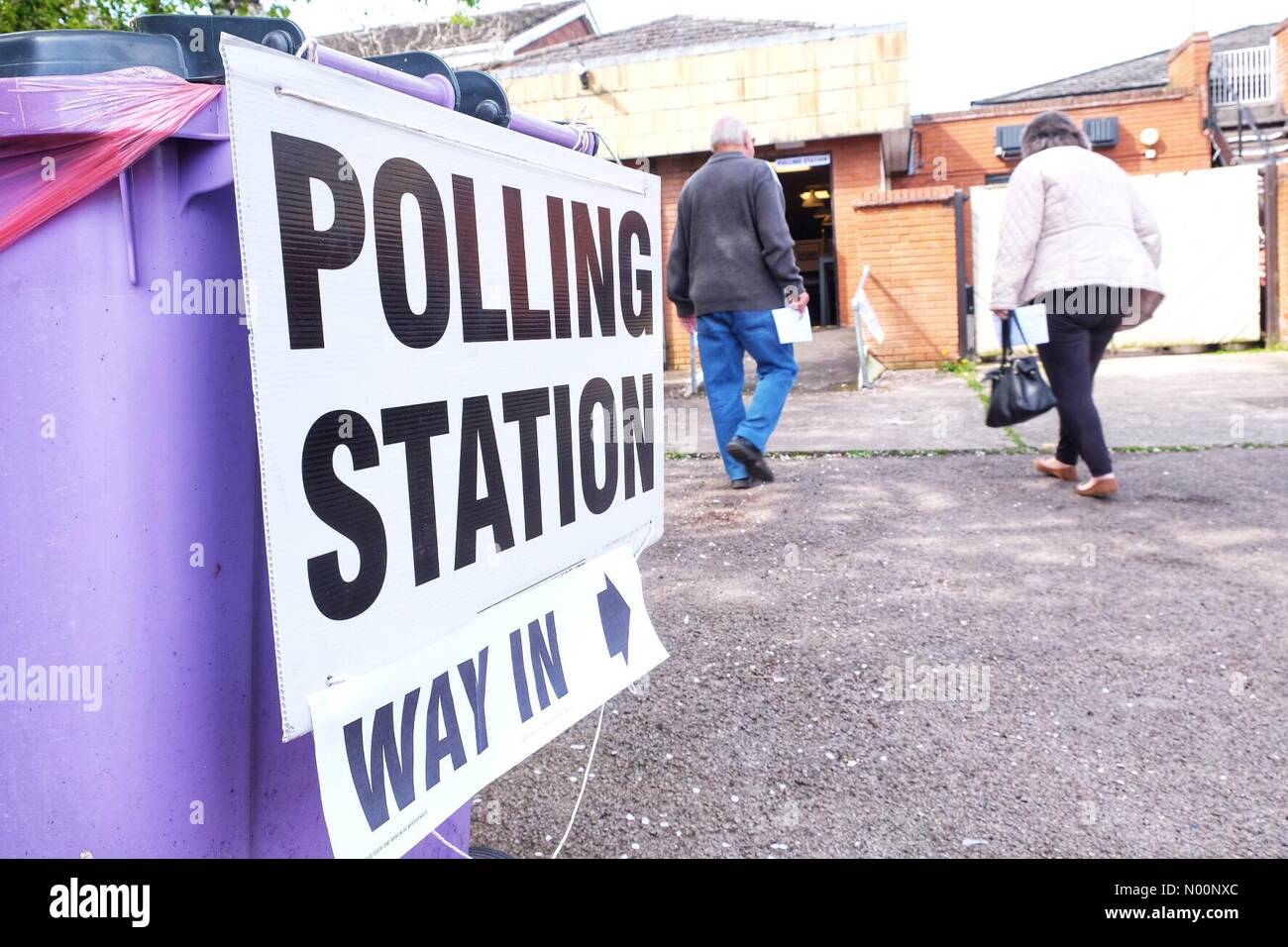 Elezioni locali UK - Worcester, Regno Unito - giovedì 3 maggio 2018 - Gli elettori arriva a Portobello pub stazione di polling per le elezioni locali oggi per Worcester City Council per un terzo dei seggi del Consiglio Foto Stock